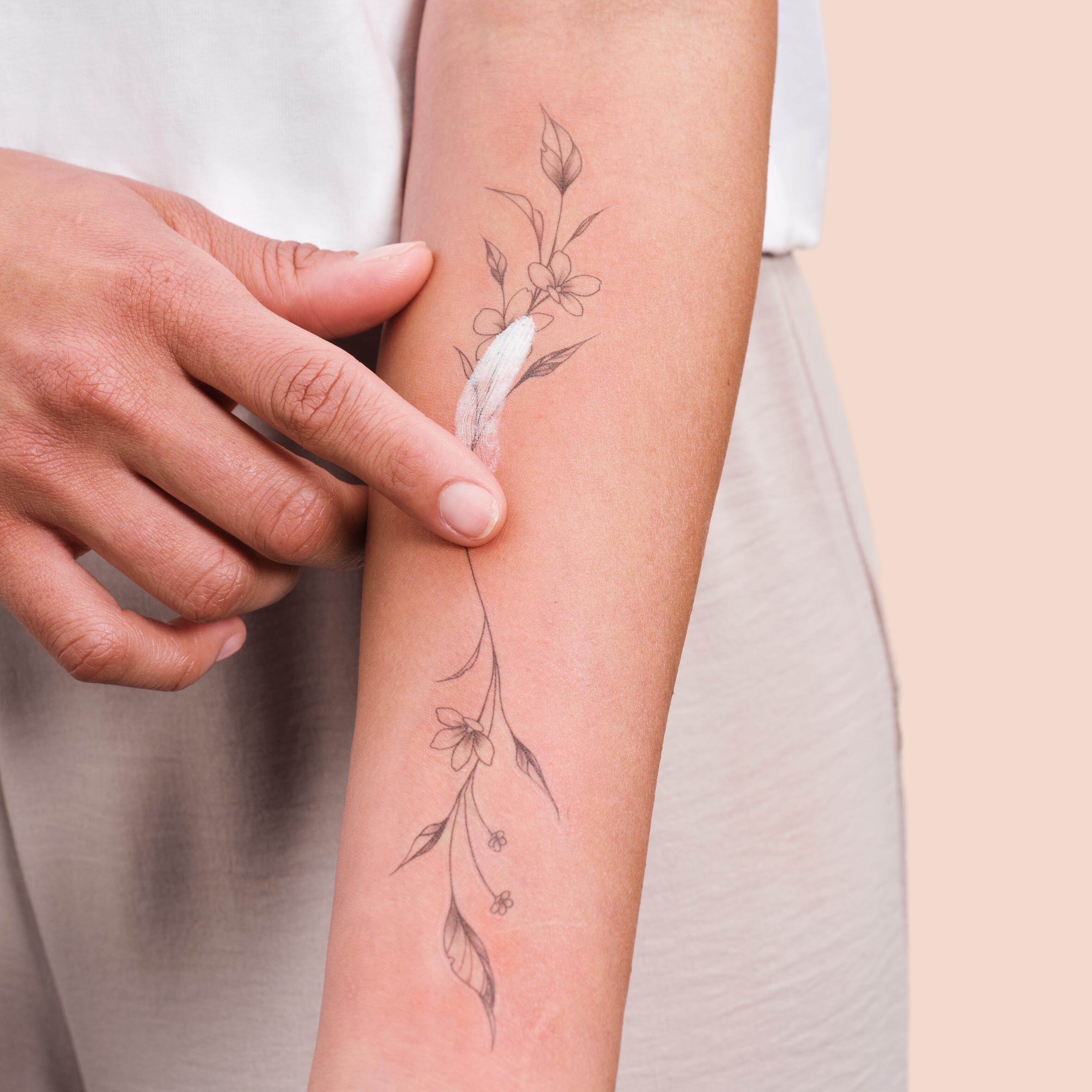 AV_cicalfate-_repairing-protective-cream_3282770204667_elodie_application-tatoo_HD_1x1