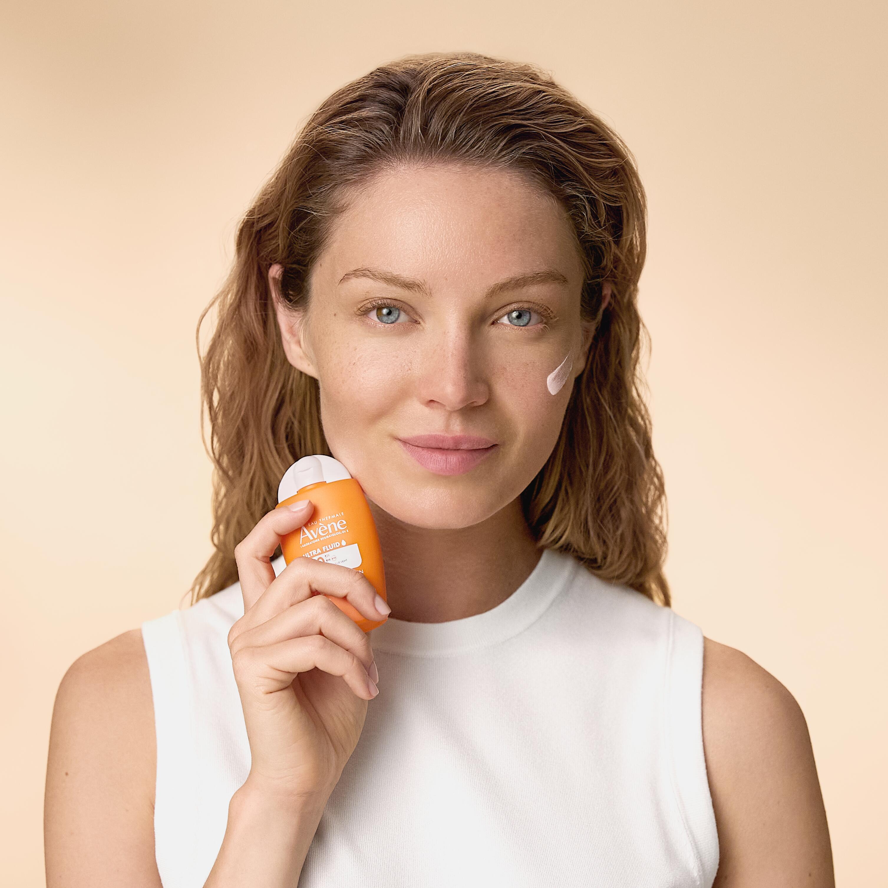av_suncare_ultra_fluid_spf50_melissa_texture_1x1_3282770392654