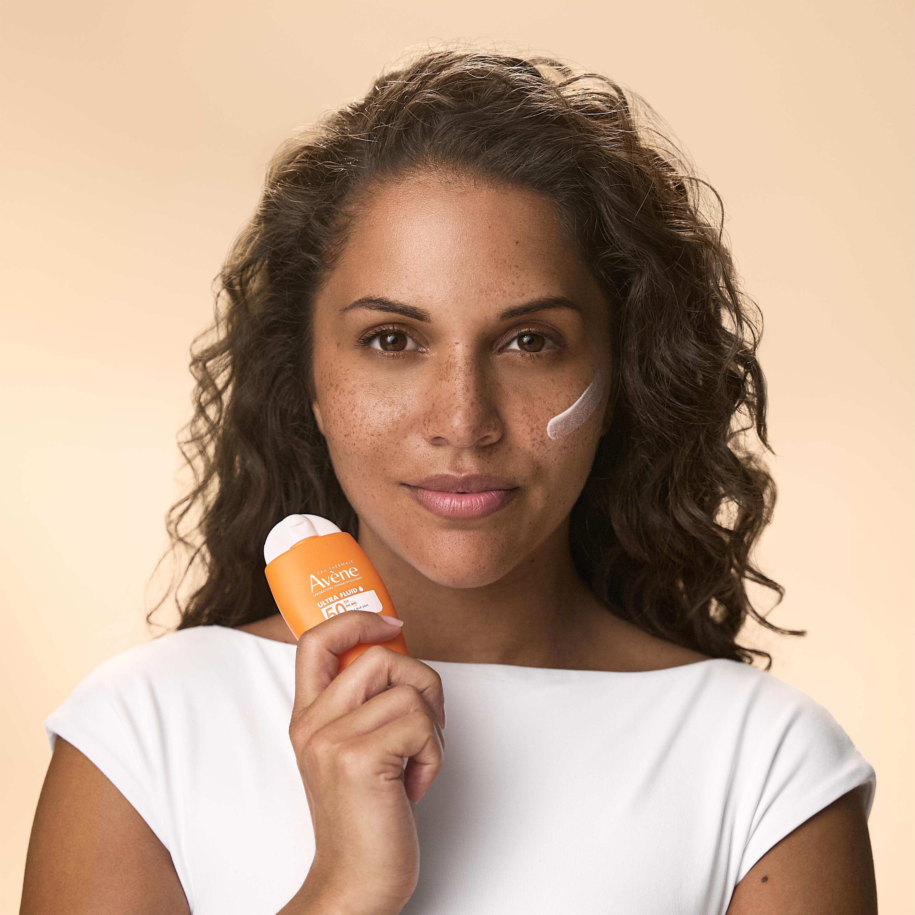 av_suncare_ultra_fluid_spf50_joanna_texture_1x1_3282770392654