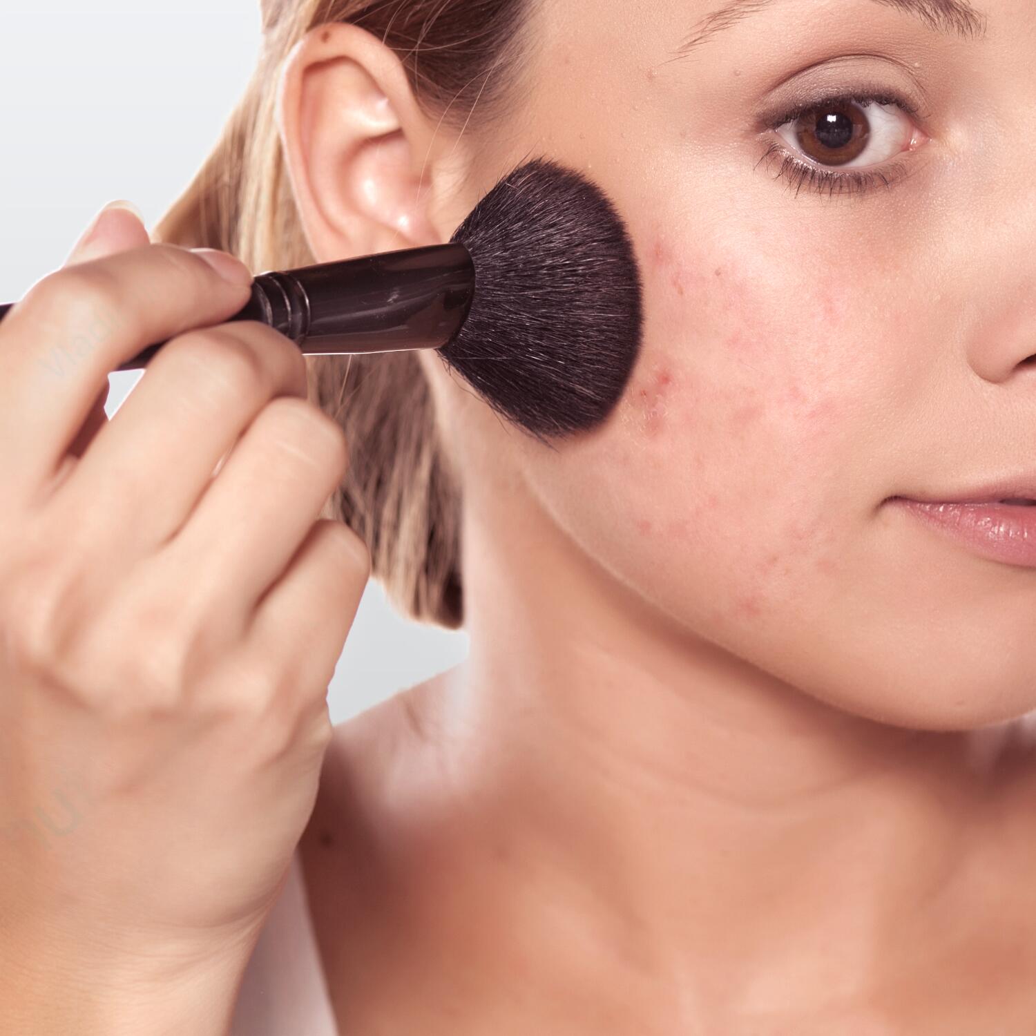 av_acne_inflammatoire_maquillage_1x1