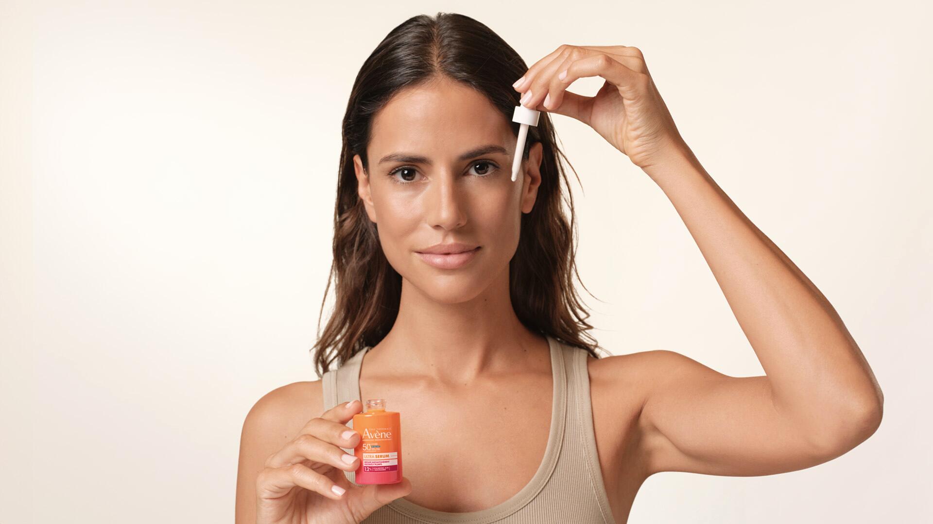 av_suncare_ultra_serum_application_product_model_Mafalda_16x9_3282771000558_JPEG