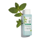 Un polvo con un 96% de ingredientes de origen natural, para limpiar eficazmente las pieles urbanas mixtas y grasas.