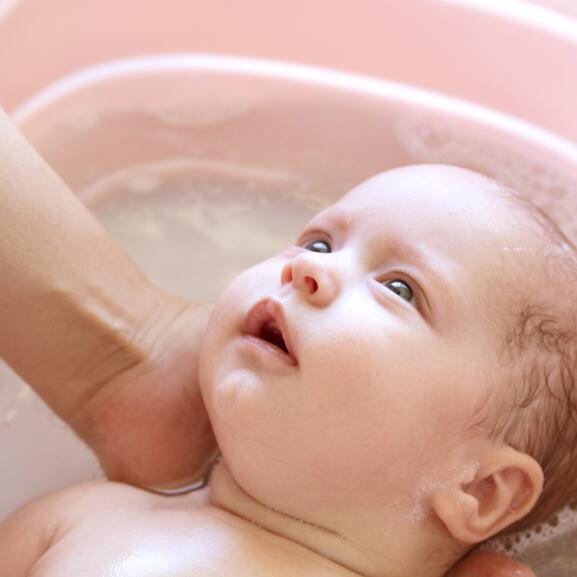 Die richtige Art, das Gesicht deines Babys zu reinigen