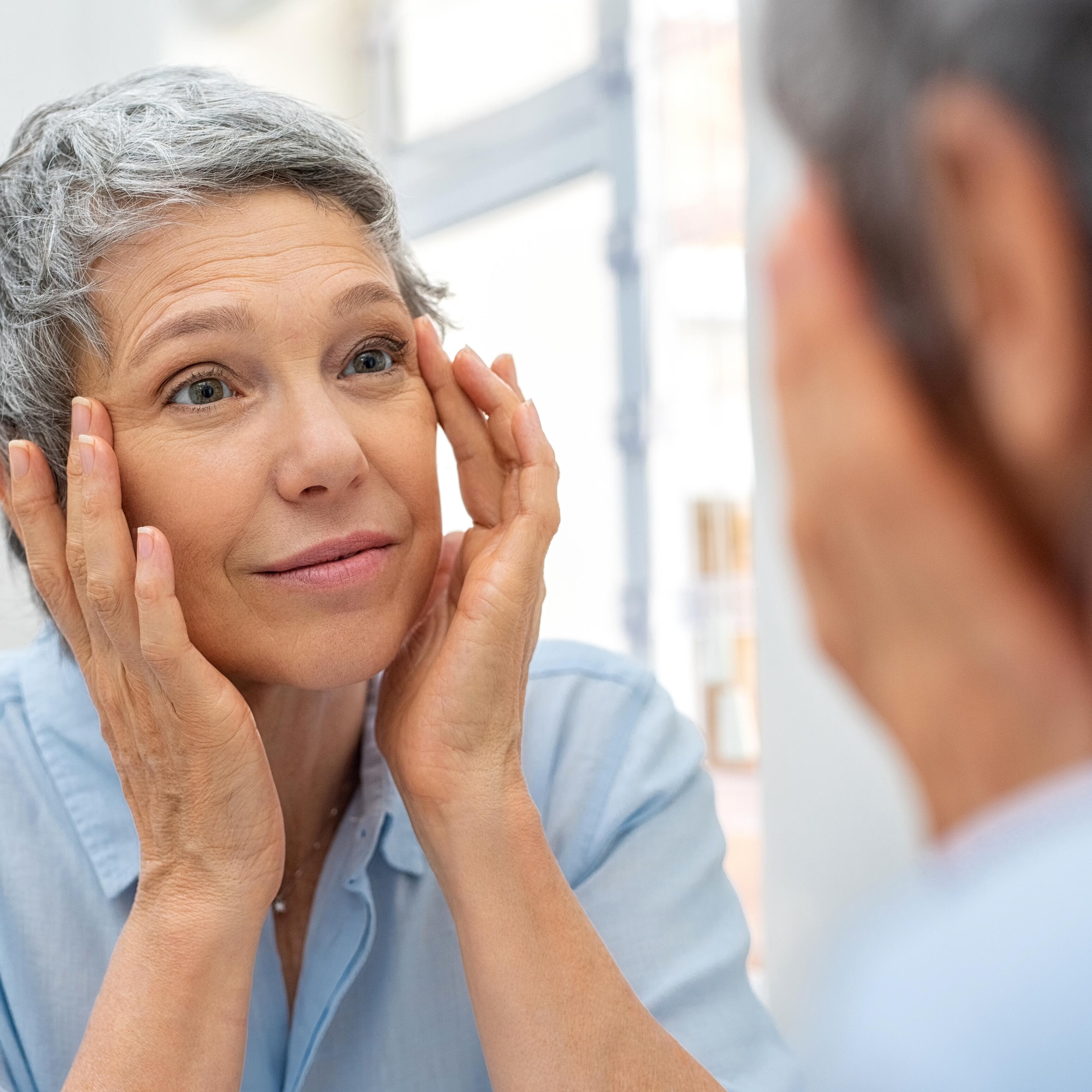 av_maquillage_femme_60_rides_miroir_1x1