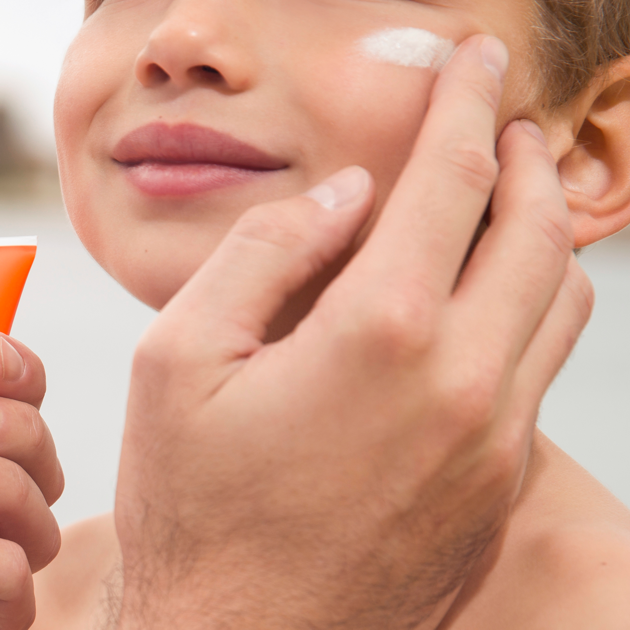 av_solaires_enfant_application_protection_1x1_v1 473X473