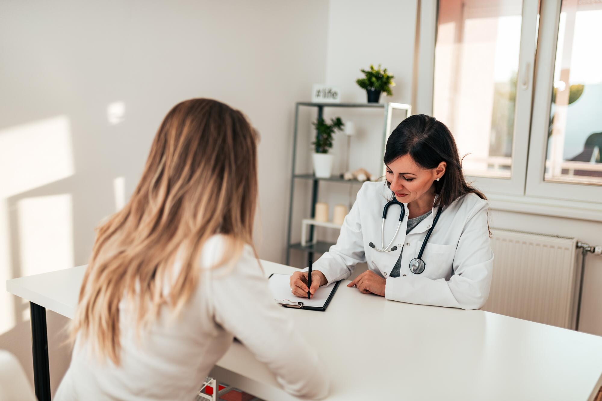 AD_DERMATOLOGICAL-EXPERTISE_CONSULTATION-DERMATOLOGIST-OFFICE-WOMEN_LARGE_2021