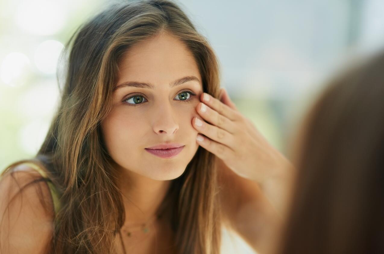 AD_HYDRATING_WOMAN-FACE-HANDS_LARGE_2021