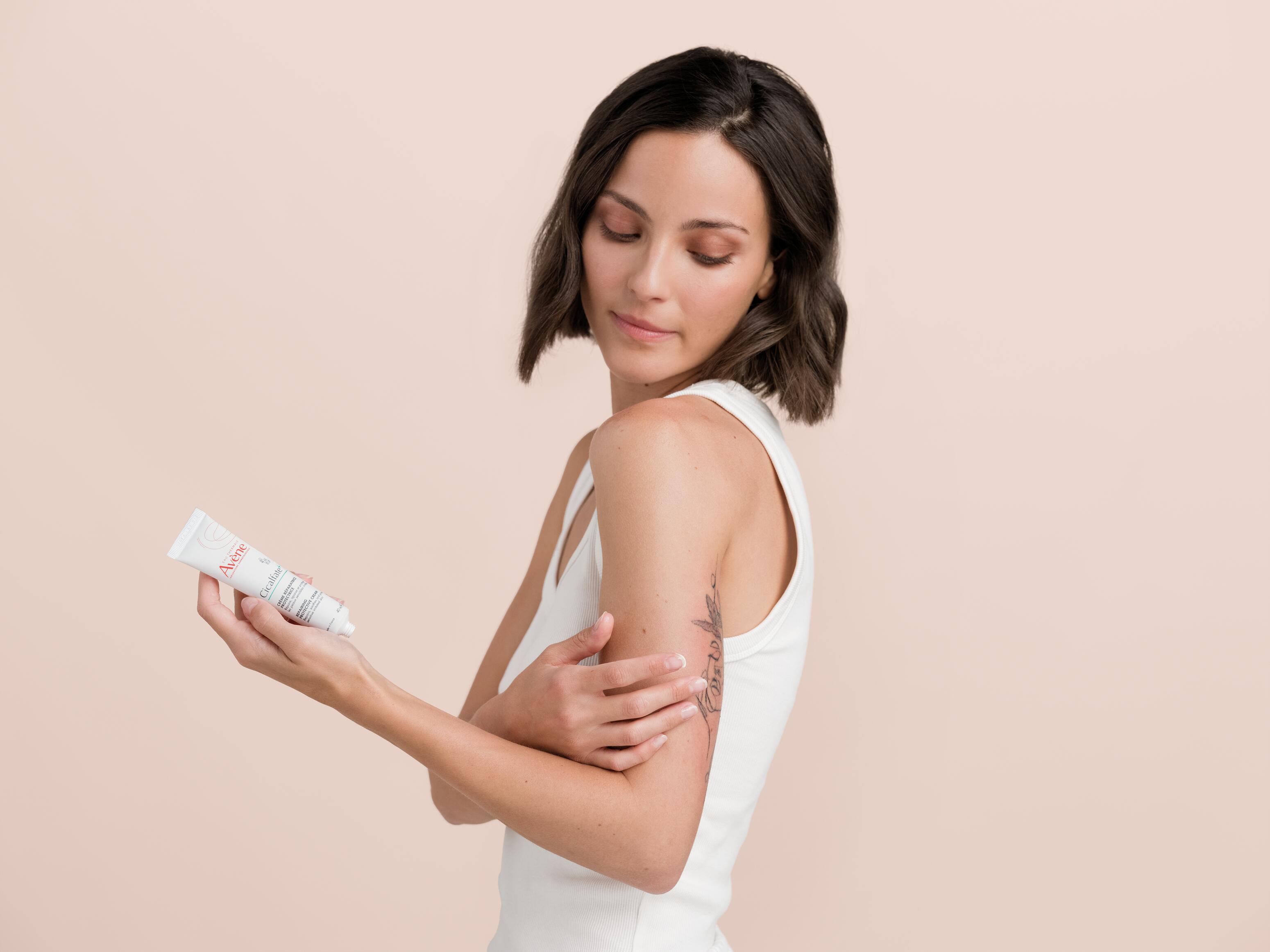 AV_cicalfate-_repairing-cream_3282770204667_tattoo-product-application_RVB_full