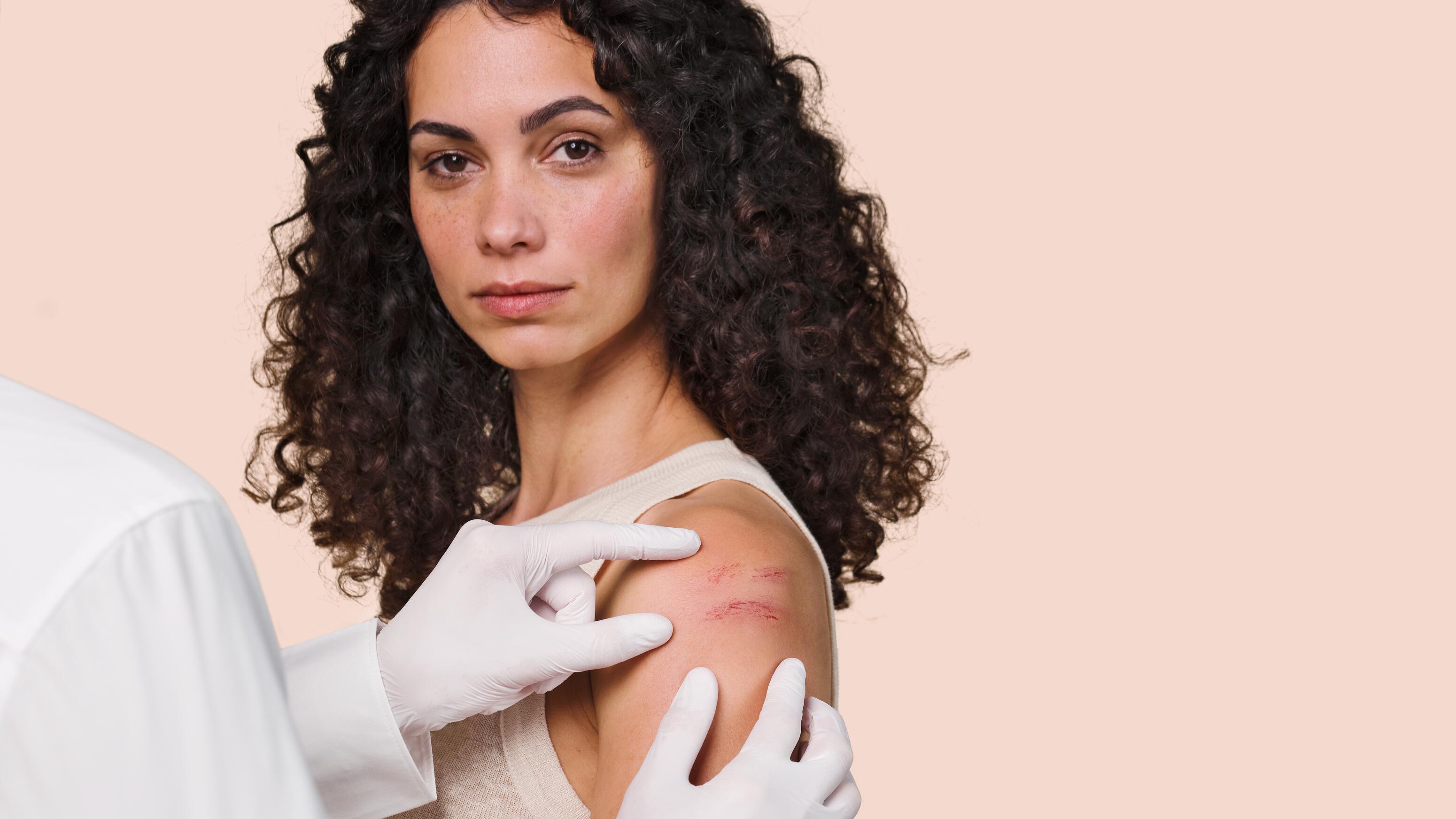 AV_cicalfate-_repairing-protective-cream_3282770204667_elodie_dermatological-exam_HD_16x9