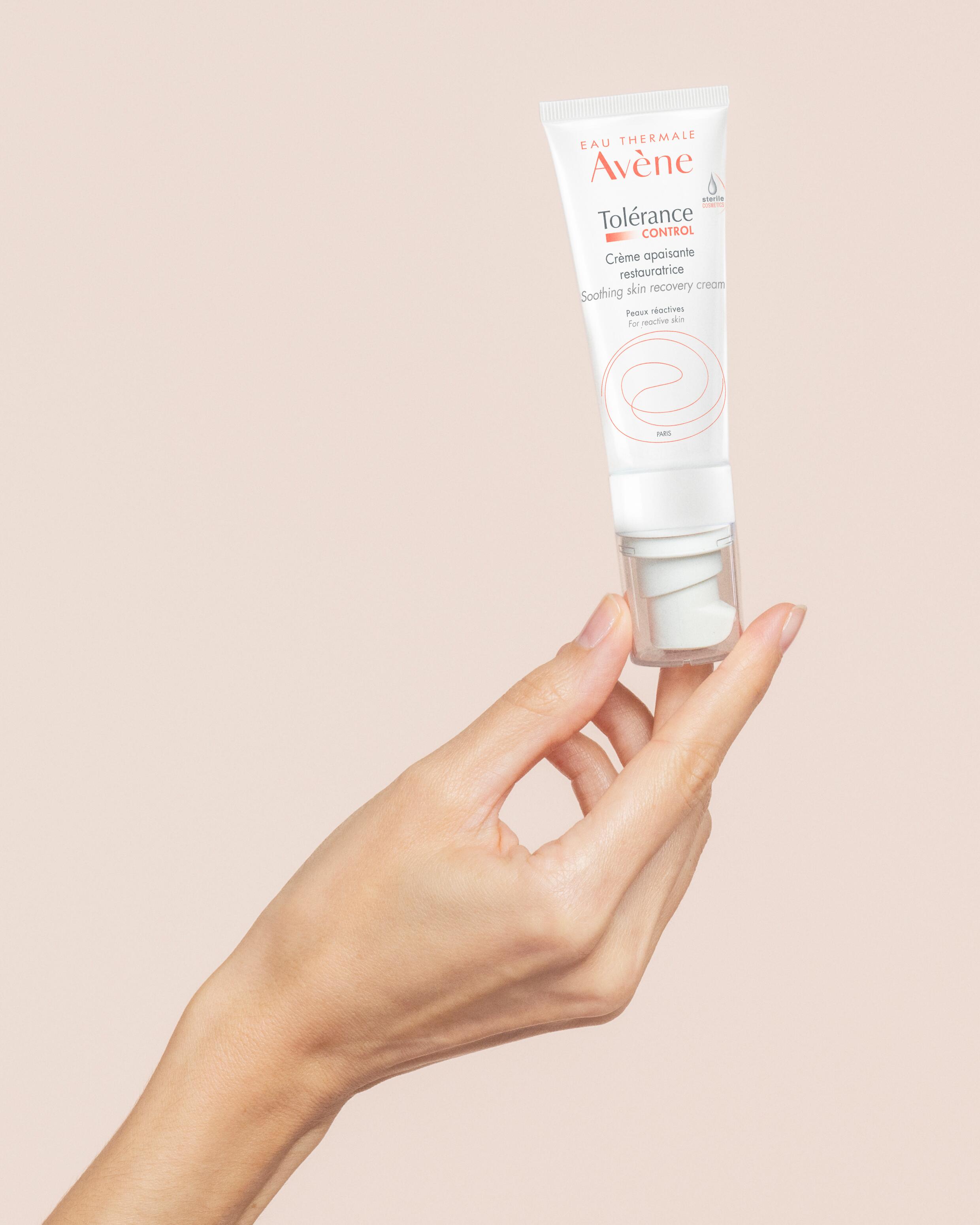 av_tolerance-control_cream-2-hand_3282770138801_hd_4x5