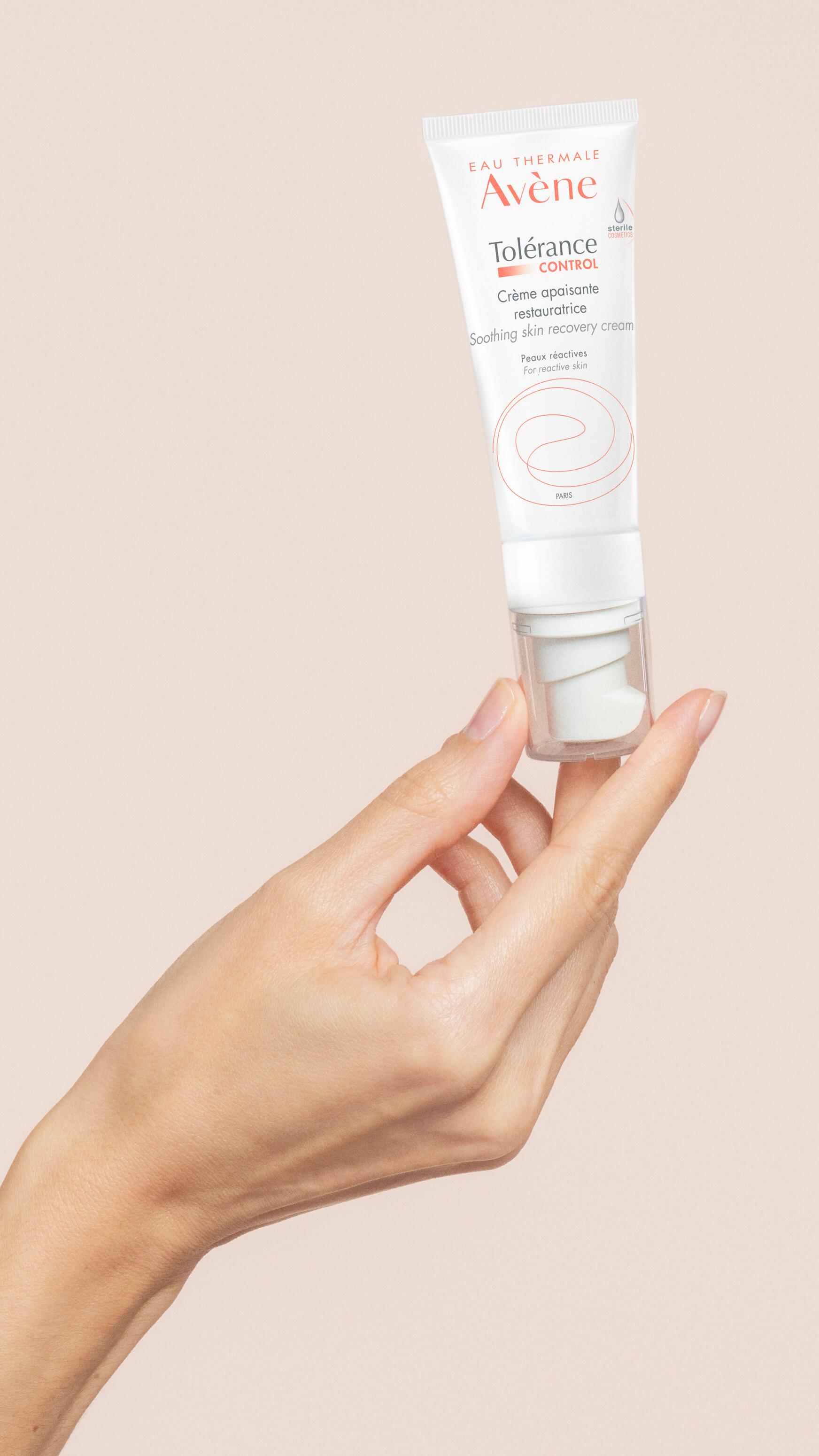 av_tolerance-control_cream-2-hand_3282770138801_hd_9x16
