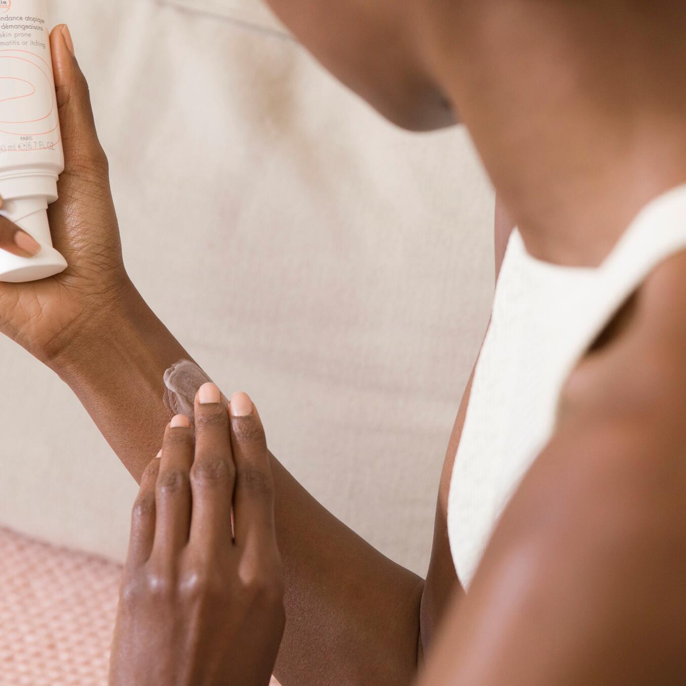 av_eczema-psoriasis_application_creme_bras_1x1