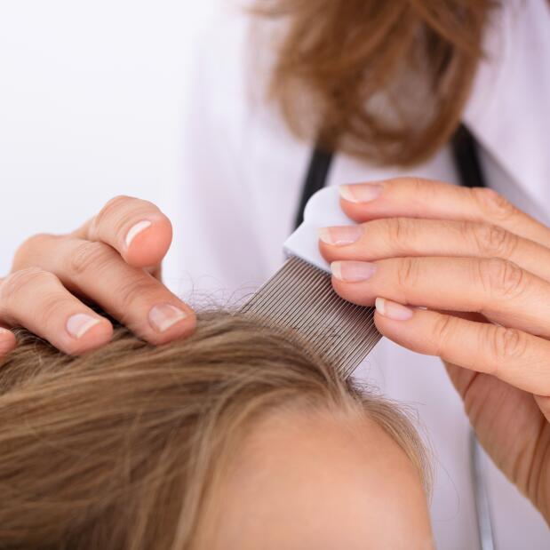 Afección inflamatoria crónica de la piel del cuero cabelludo