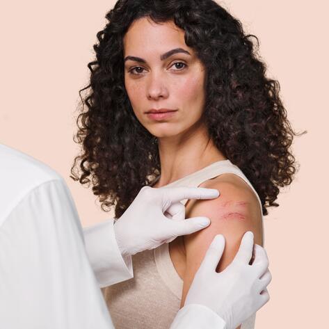 AV_cicalfate-_repairing-protective-cream_3282770204667_elodie_dermatological-exam_HD_1x1
