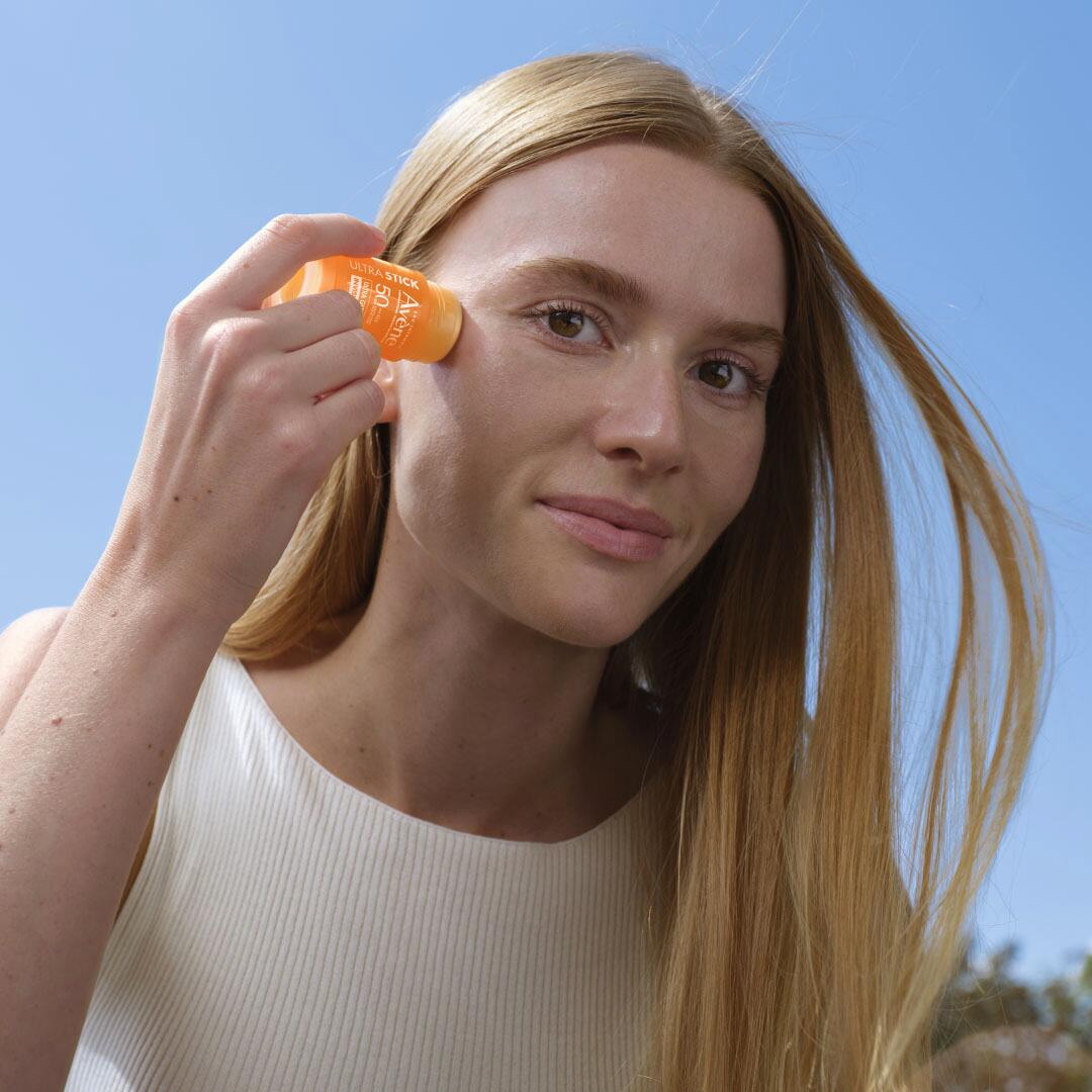av_suncare_ultra-stick_20G_application_product_model_Elise_1x1_3282771000909_JPEG