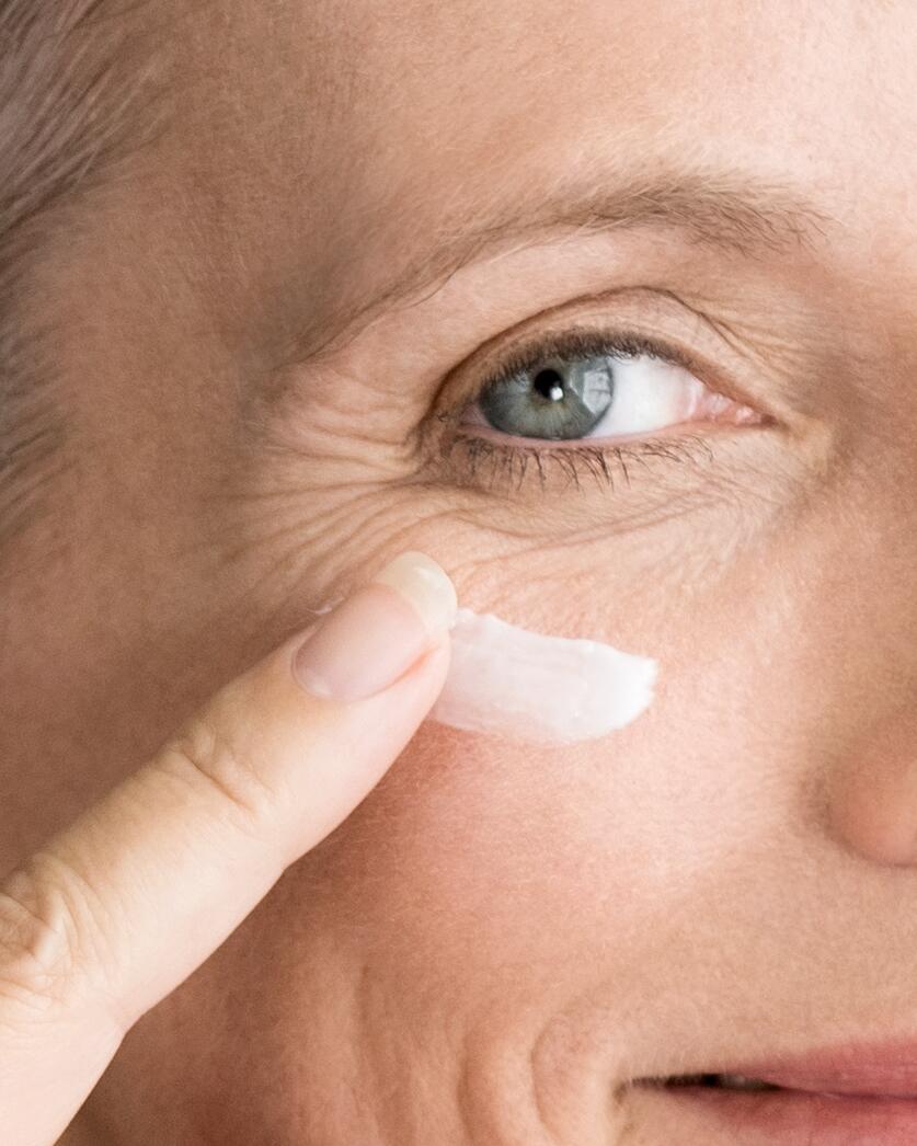 av_anti-age_femme_senior_visage_application_creme_4x5_v1
