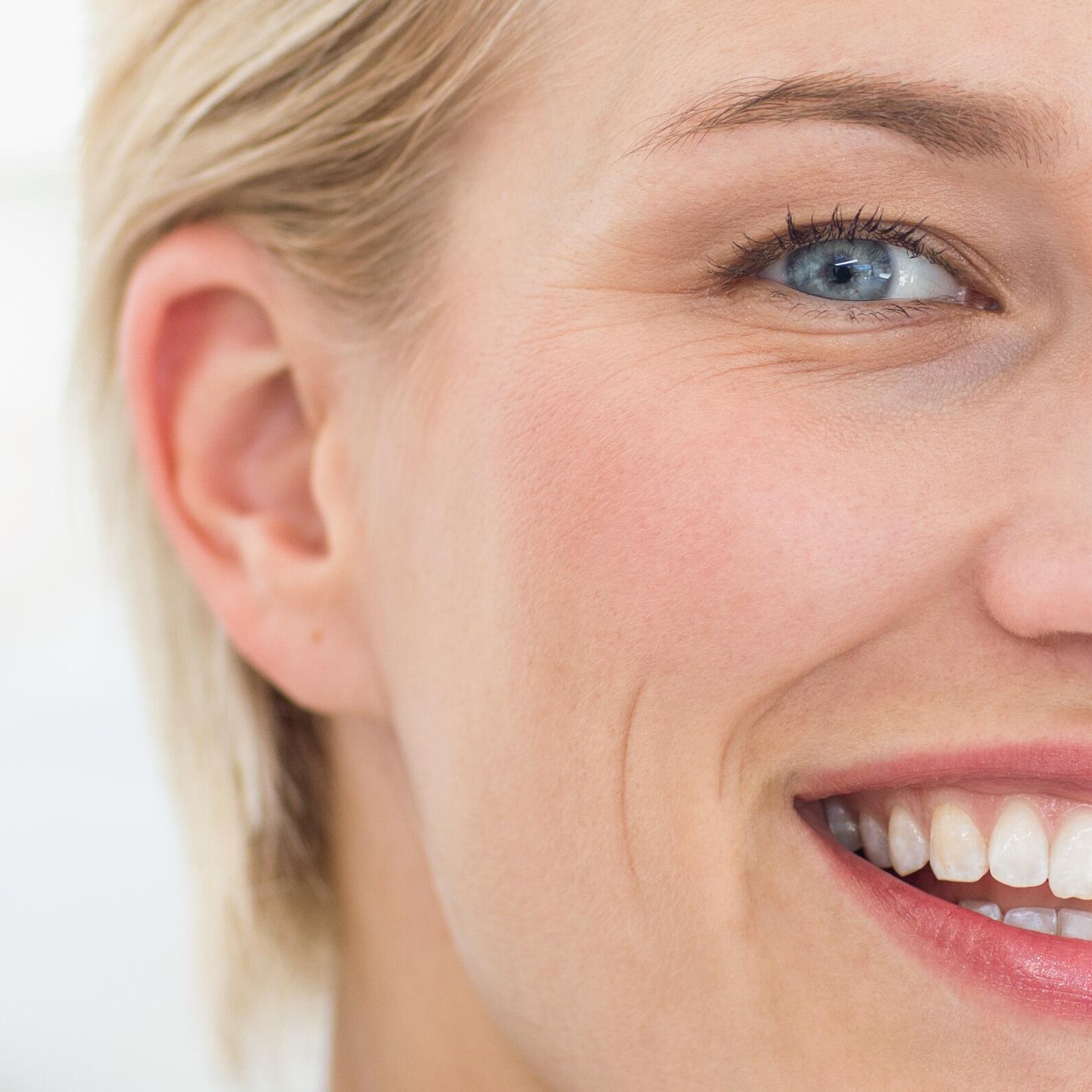 av_anti-age_femme_sourire_rides-expressions_1x1_v1