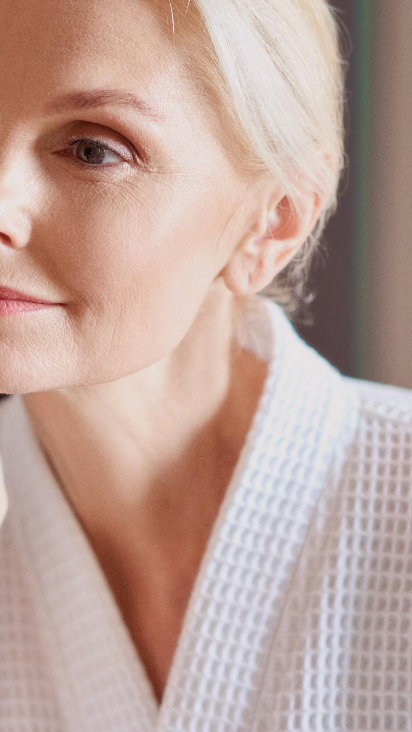 av_anti-age_femme_senior_visage_soleil_9x16_v1