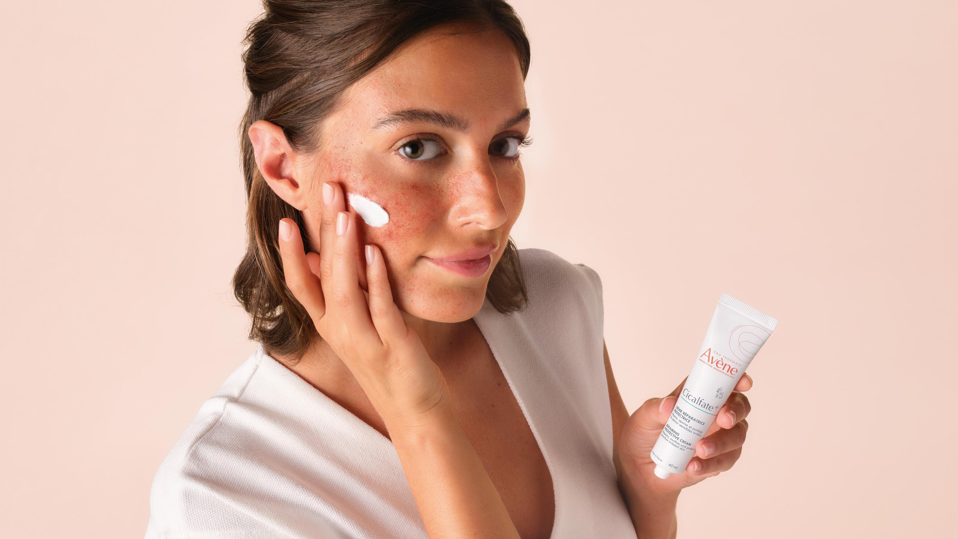 AV_Cicalfate-_repairing-cream_3282770204667_laurene_application_post-laser_peeling_RVB_16x9