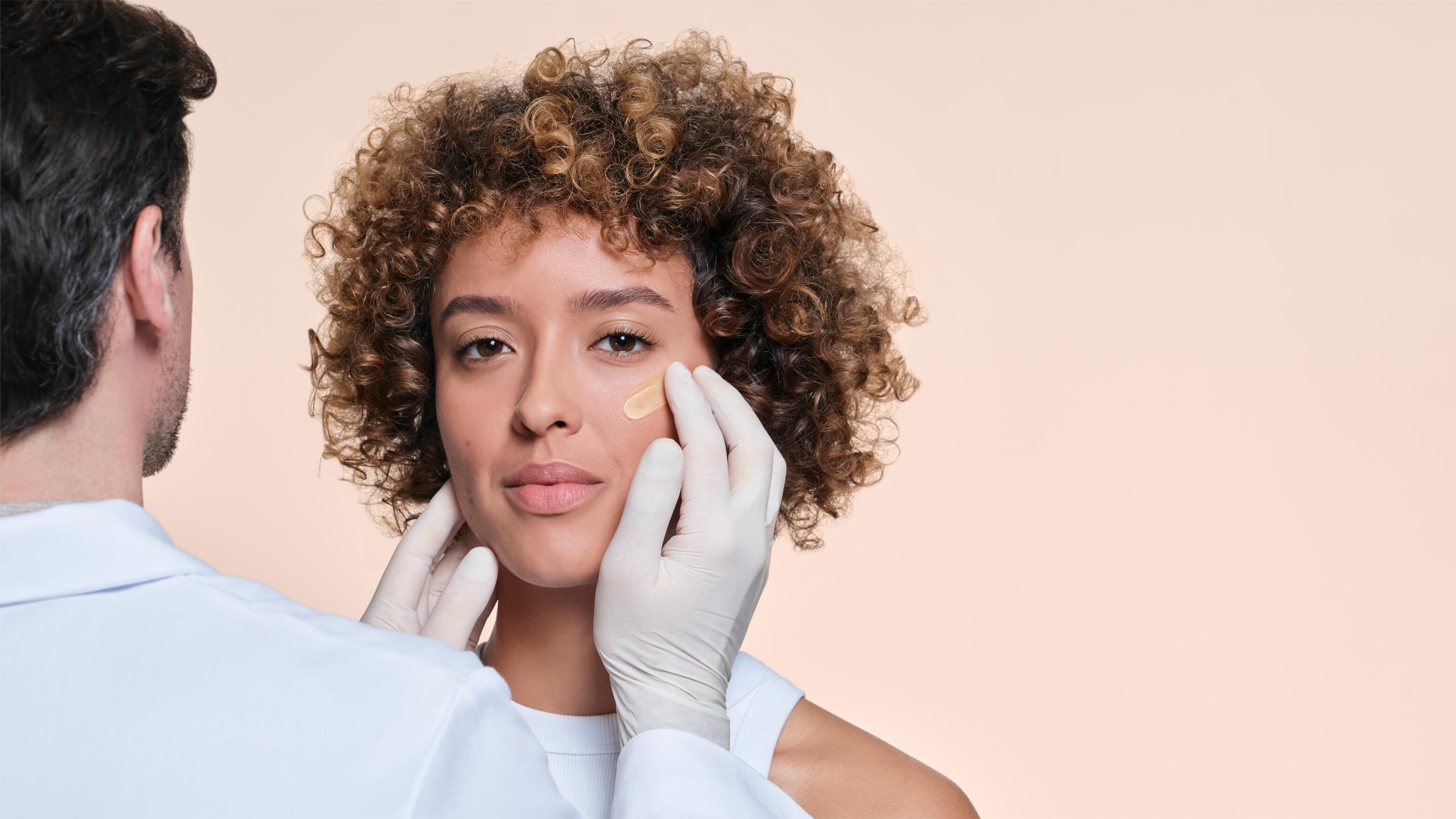 av_3282770395365_comedomed_peeling_Lucile_dermatologist_application_022_16x9