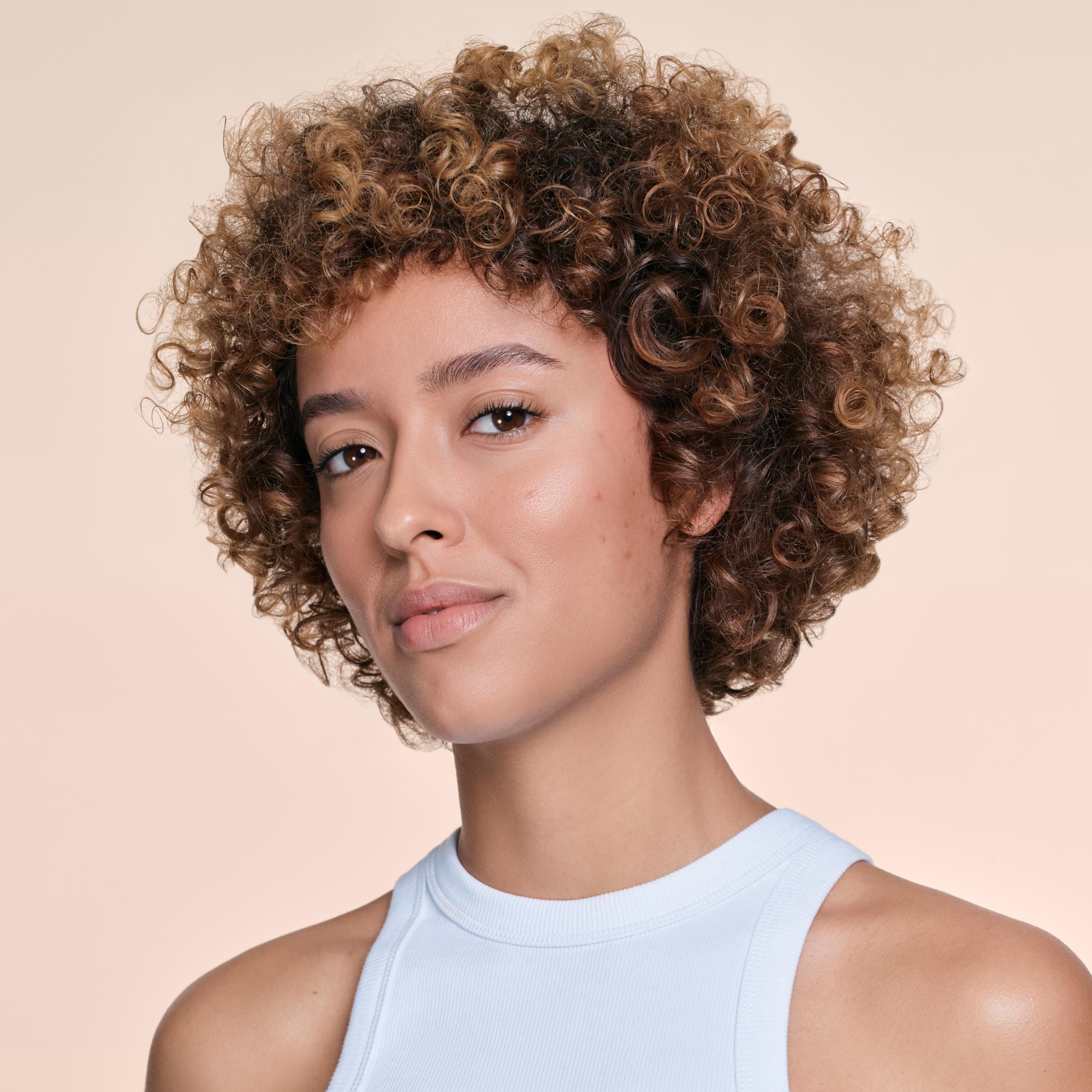 av_3282770395365_comedomed_peeling_Lucile_attitudes_019B_1x1