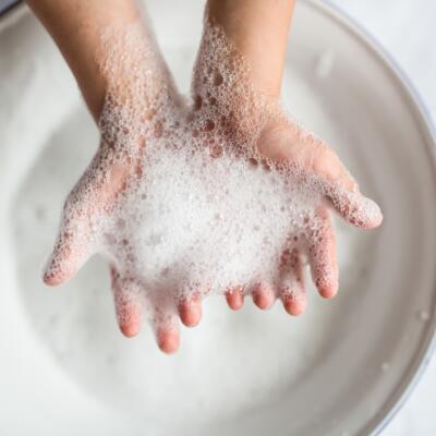 du_article_washing-hands_p1-use-soap-desinfect