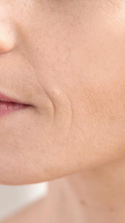 av_anti-age_visage_closeup_bouche_rides_9x16_v1