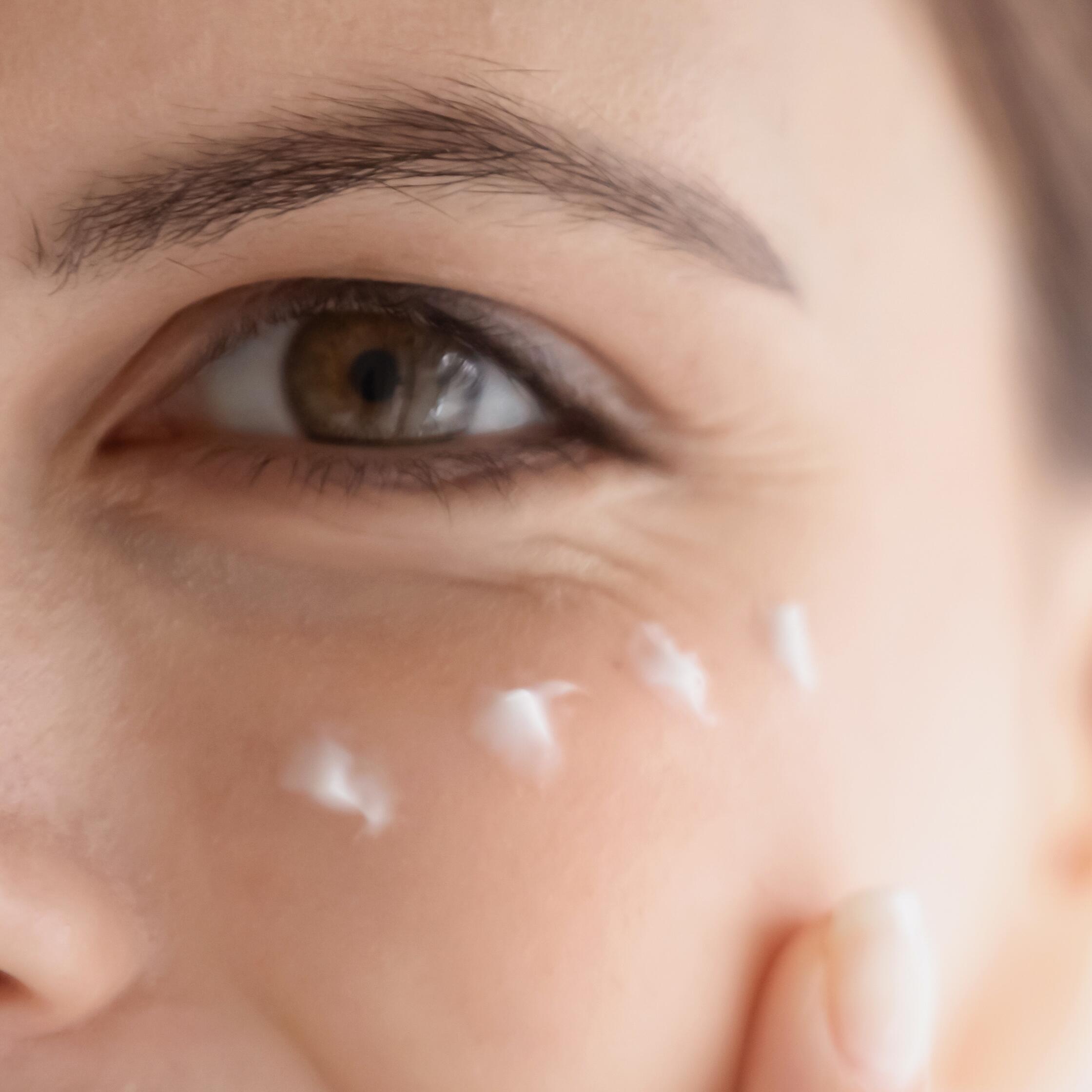 av_anti-age_visage_closeup_pommettes_creme_1x1_v1