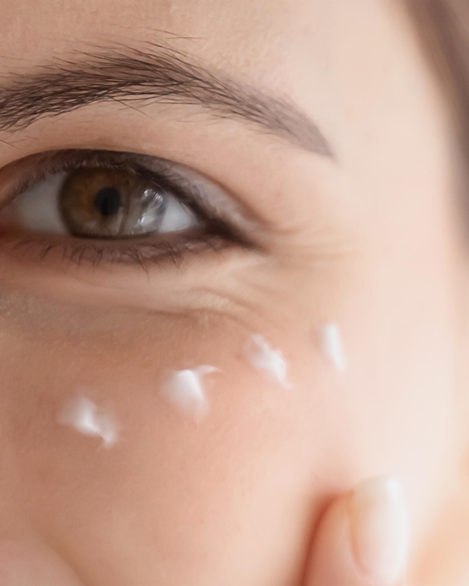 av_anti-age_visage_closeup_pommettes_creme_4x5