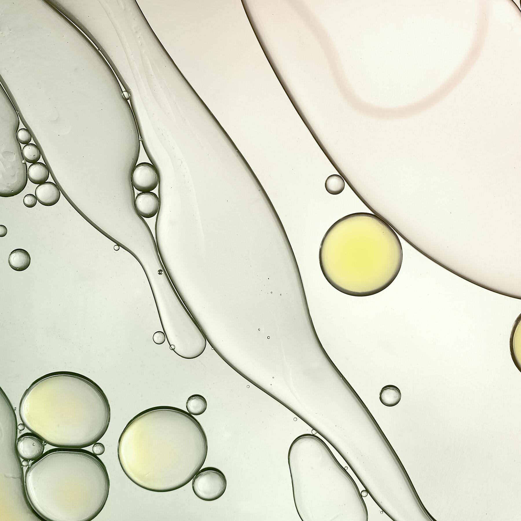 <h4 class="">Rauhoittava oleo-yhdiste</h4><p>Av&egrave;ne Terveysl&auml;hdeveden ja kolmen luonnollisen kasvi&ouml;ljyn yhdistelm&auml; kosteuttaa ja rauhoittaa herkk&auml;&auml; ihoa hell&auml;varaisesti.<br> </p>

