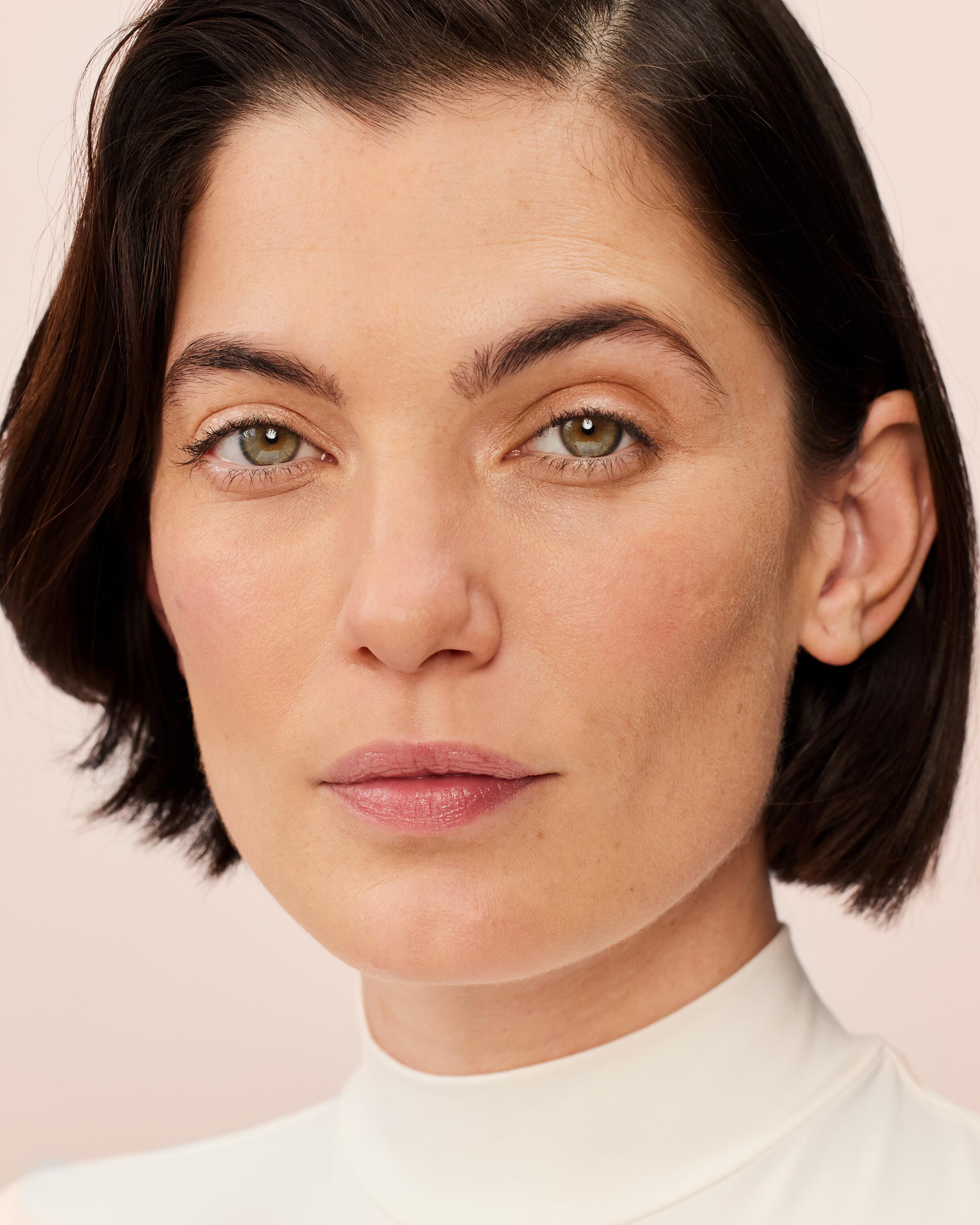 av_hyaluron_activ_B3_visuel_model_KV_retouched_HD_nocodant