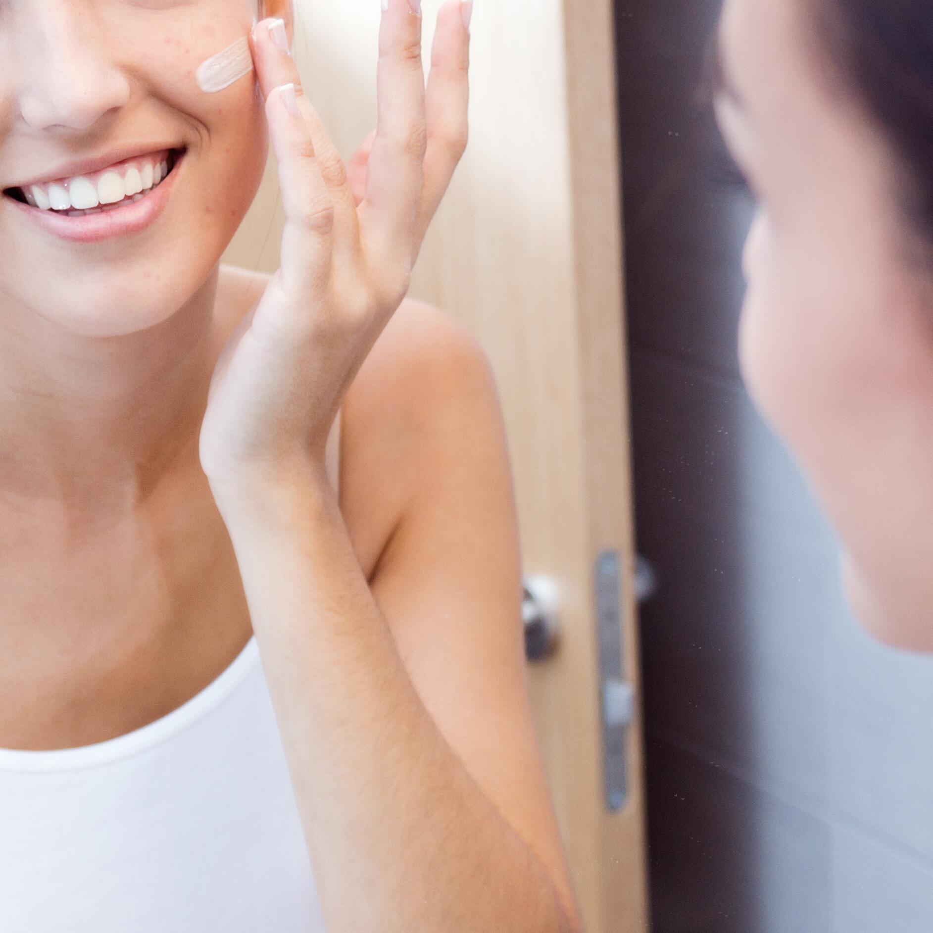 av_acne_adolescent_visage_creme_heureux_1x1