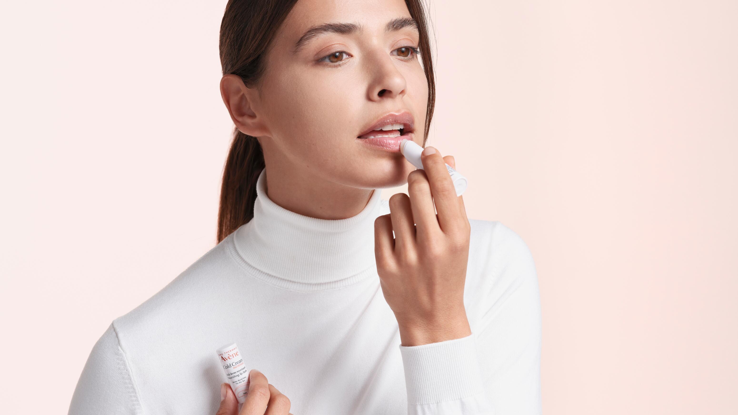 av_cold-cream_nourishing-lip-balm_application_3282770142112_HD_16x9