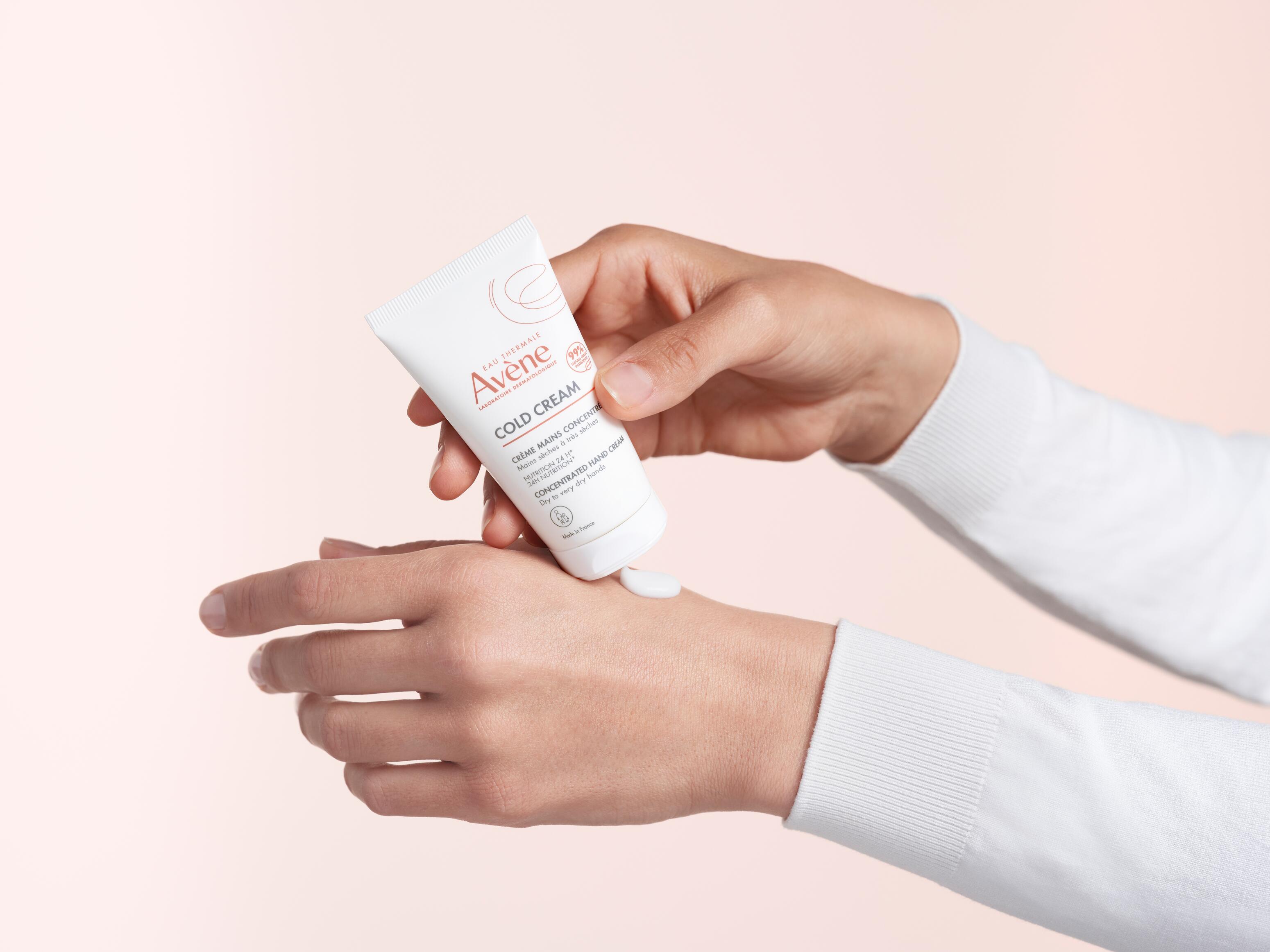 av_cold-cream_concentrated-hand-cream_application_3282770145779_HD_full