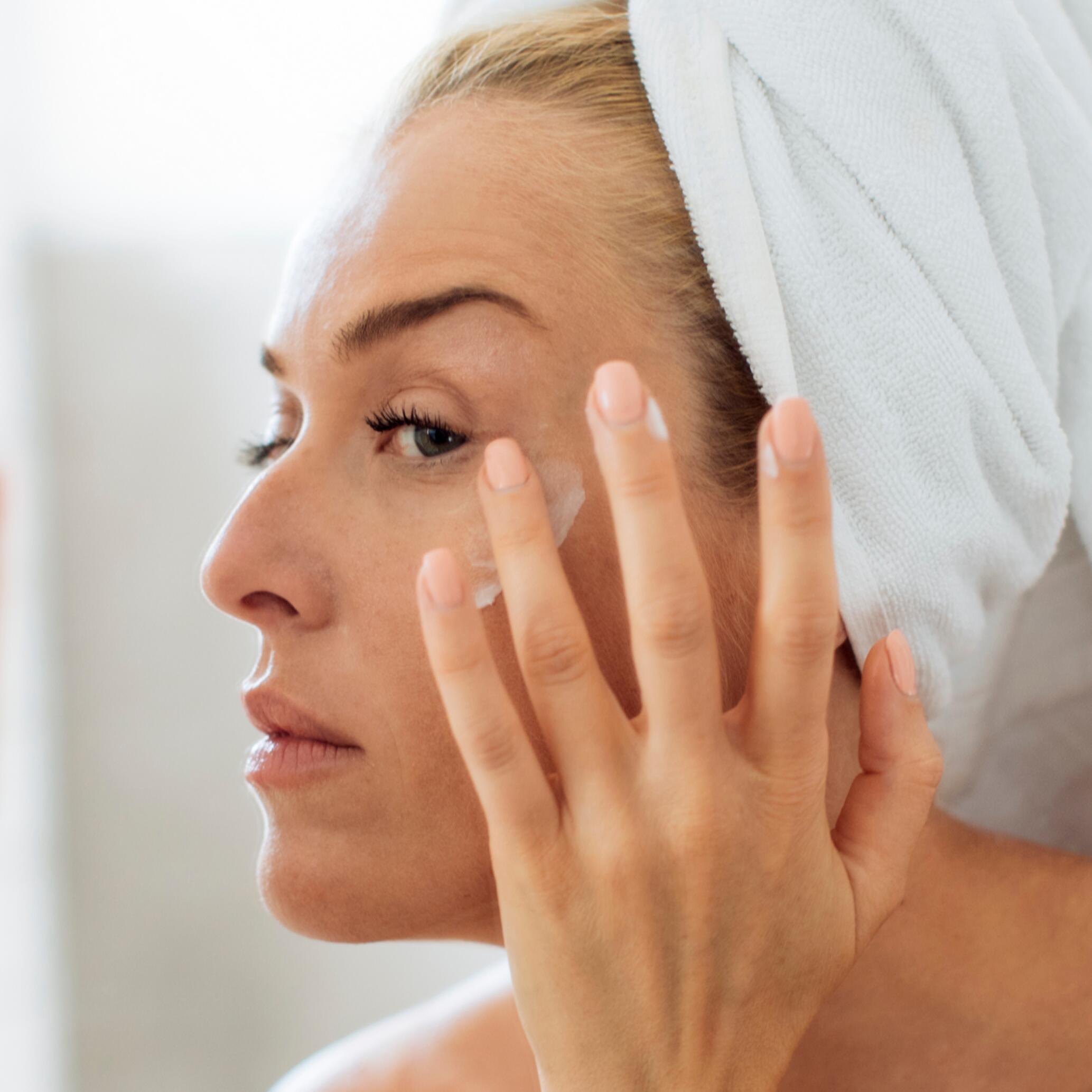 AD_MODELS_WOMAN-CREAM-FOREHEAD_2021