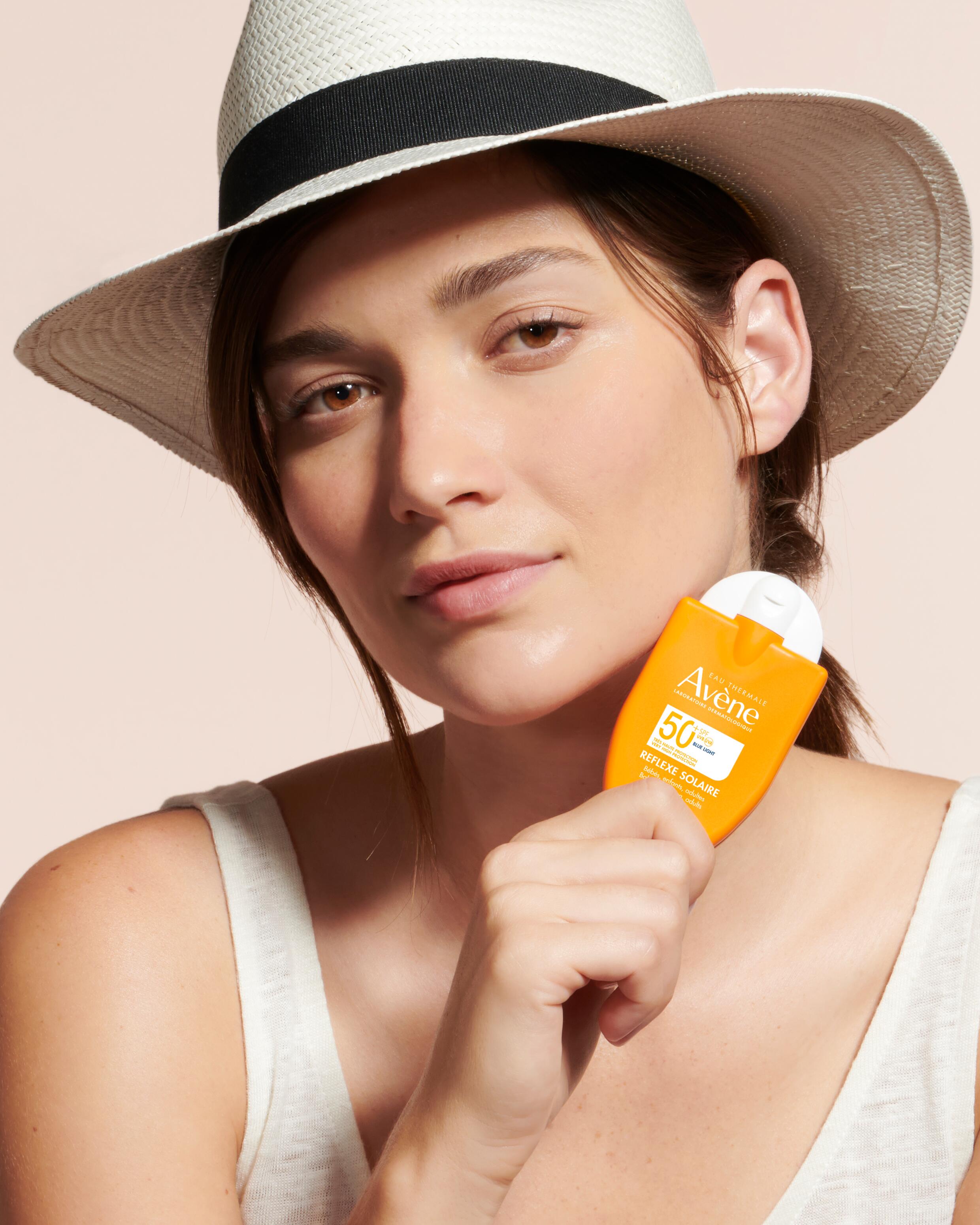 av_suncare_reflexe_50-_renee_attitude_3_3282770388961_hd_4x5