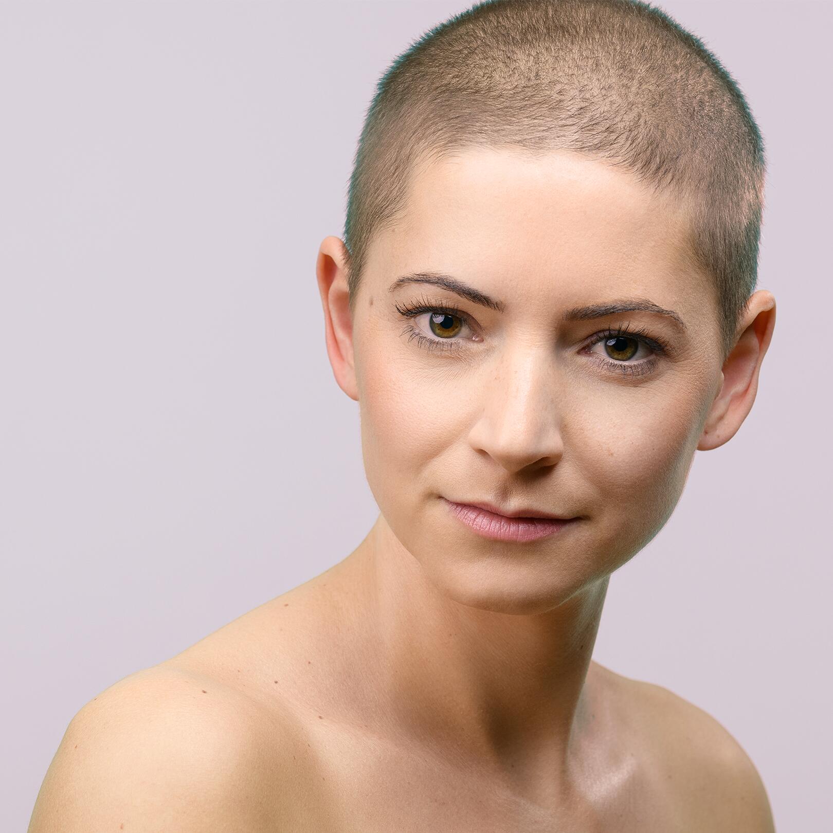 av_peau-cancer_femme_tete-rasee_1x1