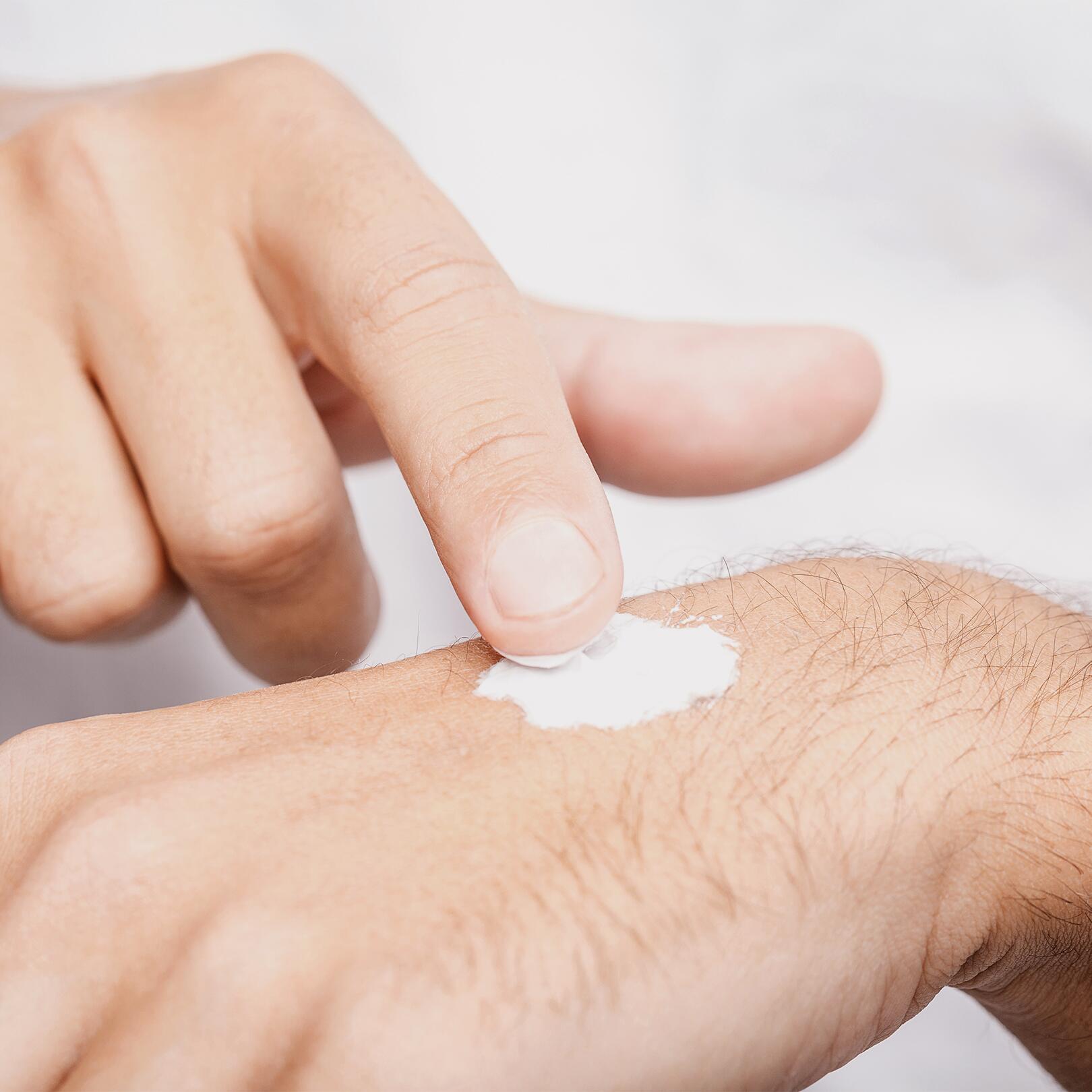 av_peau-cancer_main_application-creme_1x1