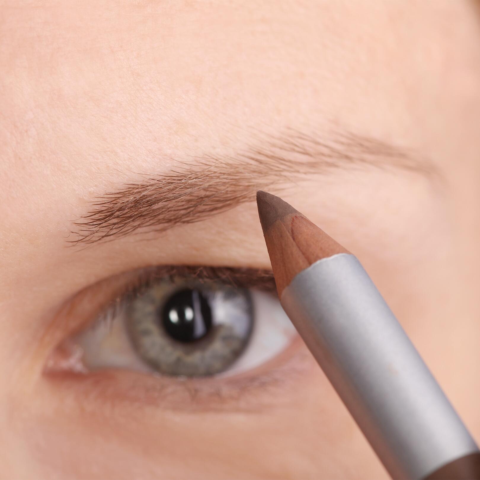 av_peau-cancer_maquillage_sourcils_trace_1x1