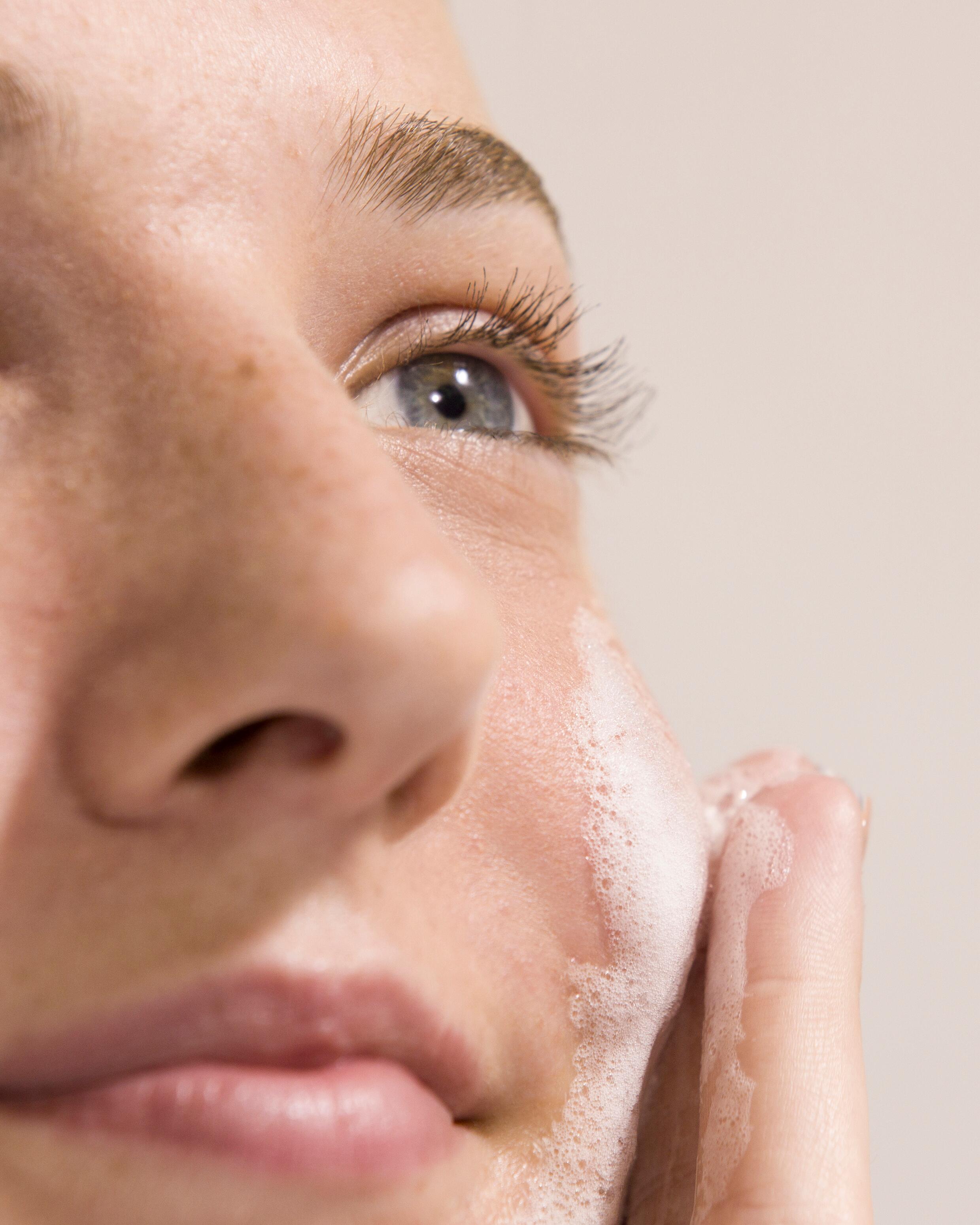Mit der richtigen Kosmetik bekämpfen Sie Pickel und erzielen ein ebenmäßiges Hautbild