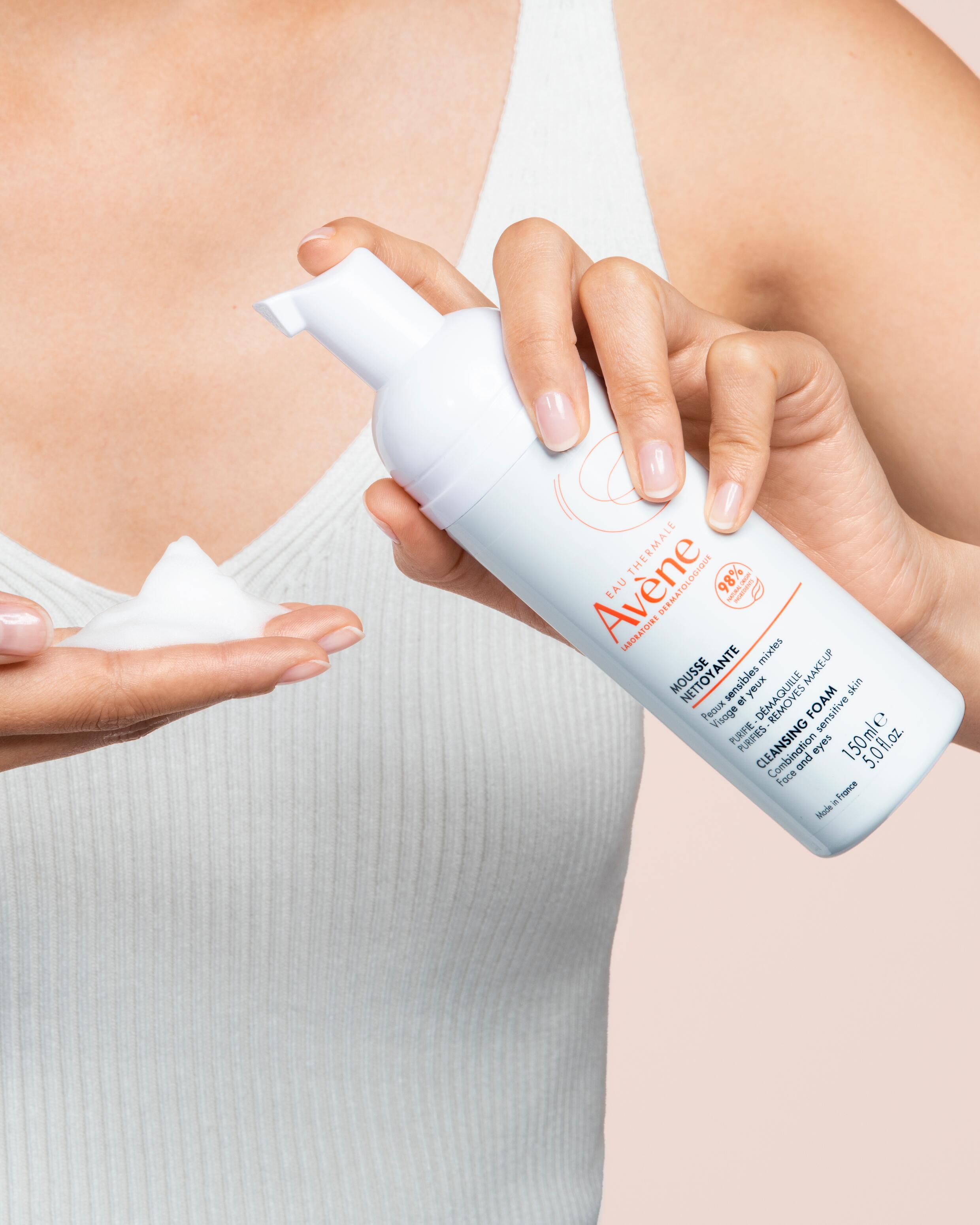 av_essentiel_cleansing-foam_1_application_3282770152371_hd_4x5