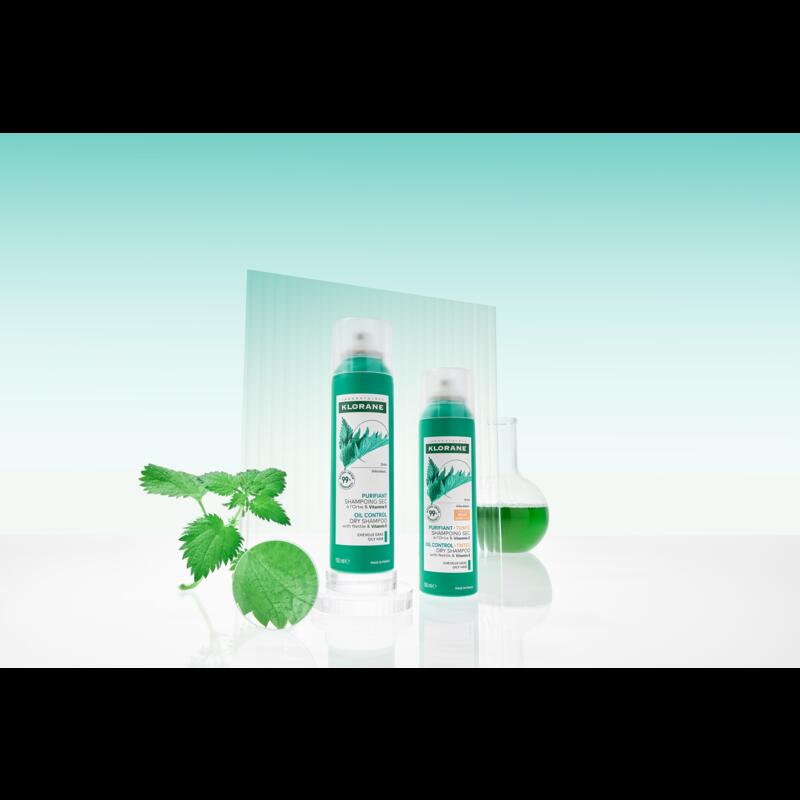 Suchý šampon s kopřivou & vitamínem E na mastné tmavé vlasy