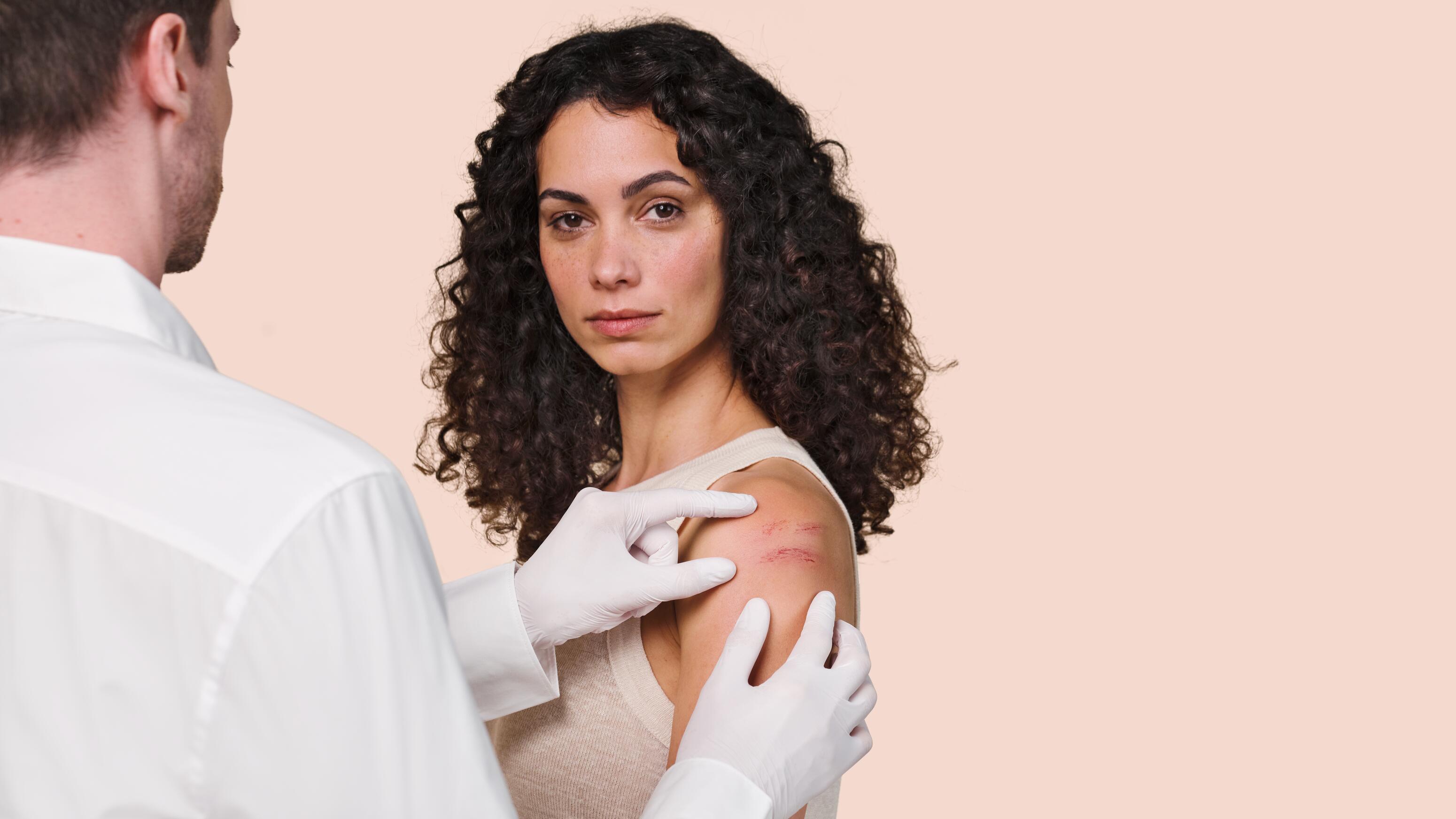 <p>Cicatrice mature : ETIRER<br>Etirez avec l&rsquo;index et le majeur, toujours dans le sens de la cicatrice, jusqu&rsquo;&agrave; p&eacute;n&eacute;tration du soin (5 minutes environ).</p>

