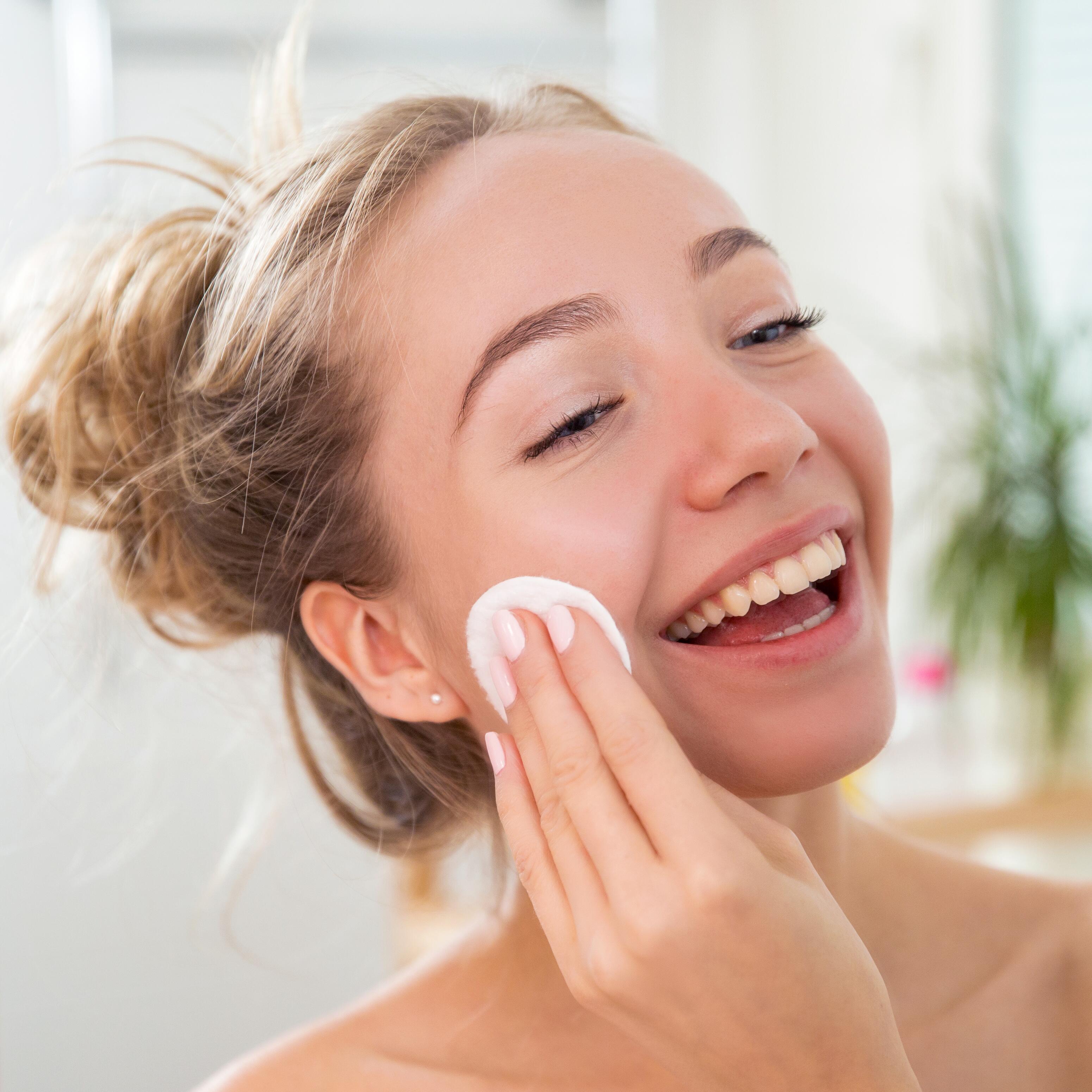 av_maquillage_adolescente_coton_demaquillant_1x1