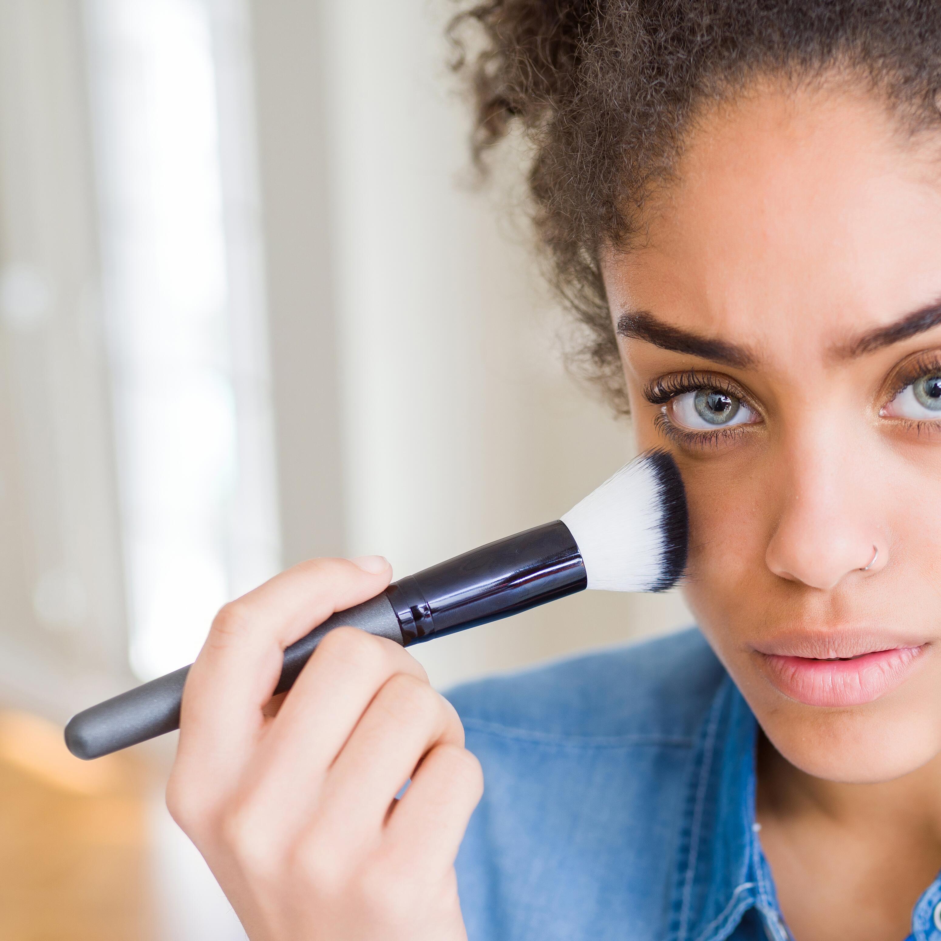 av_maquillage_adolescente_visage_pinceau_1x1