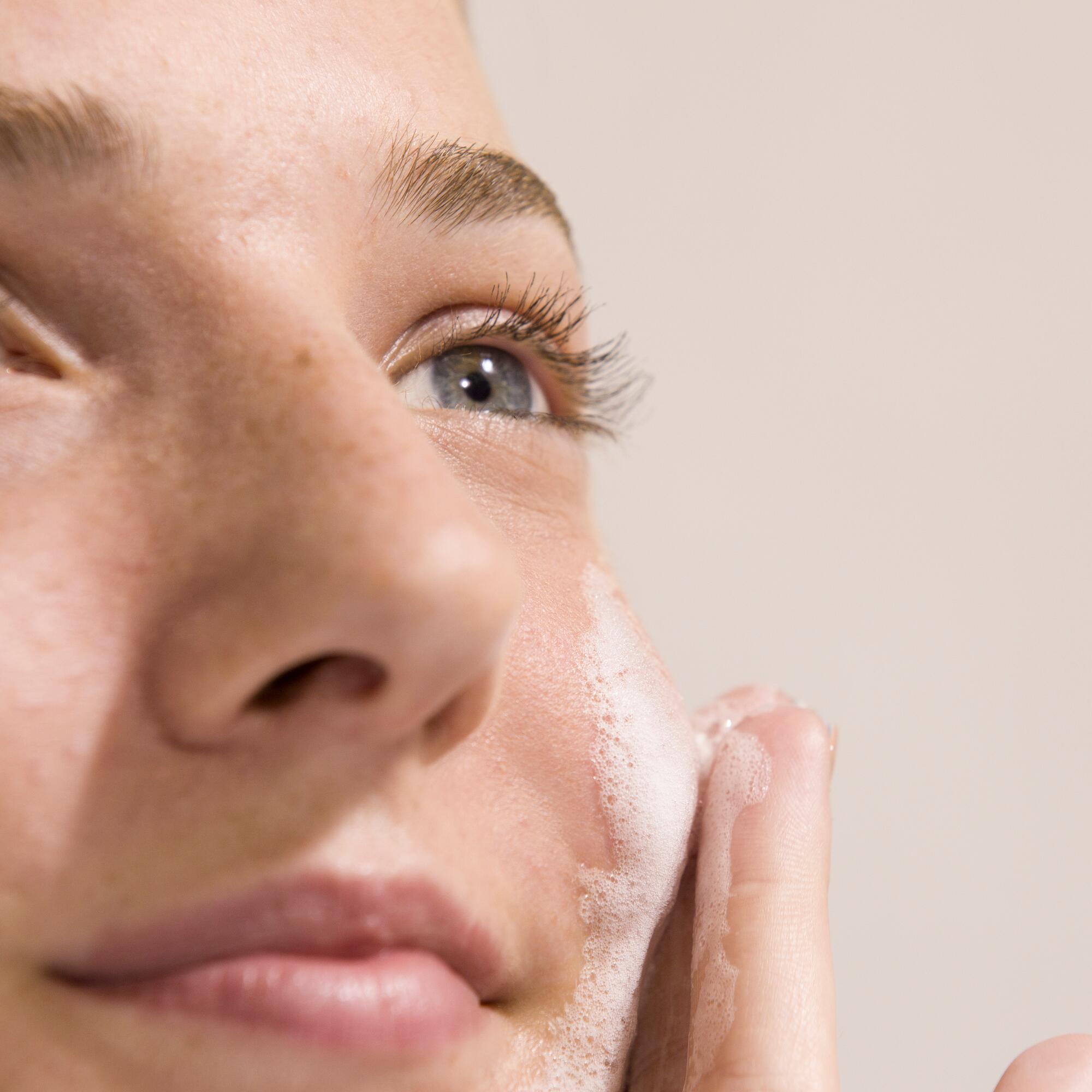 av_acne_adolescent_nettoyer_visage