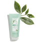 Le Gel douche au parfum Sève de Bambou dépose un léger film protecteur sur la peau pour préserver durablement son hydratation.