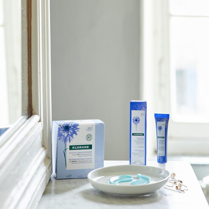 Smoothing and soothing eye patches with ORGANIC Cornflower