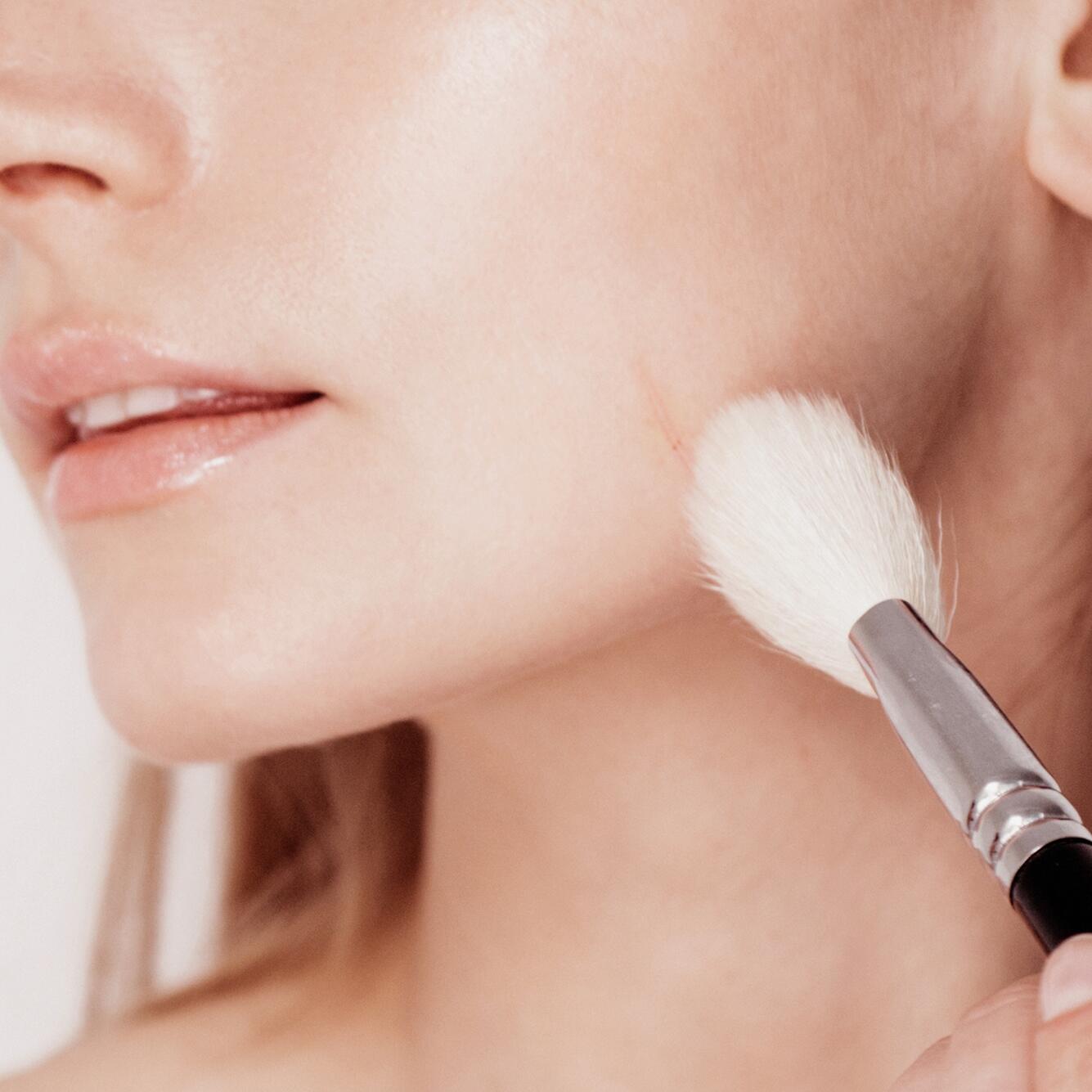 av_votre-peau_cicatrisation_maquillage_1x1