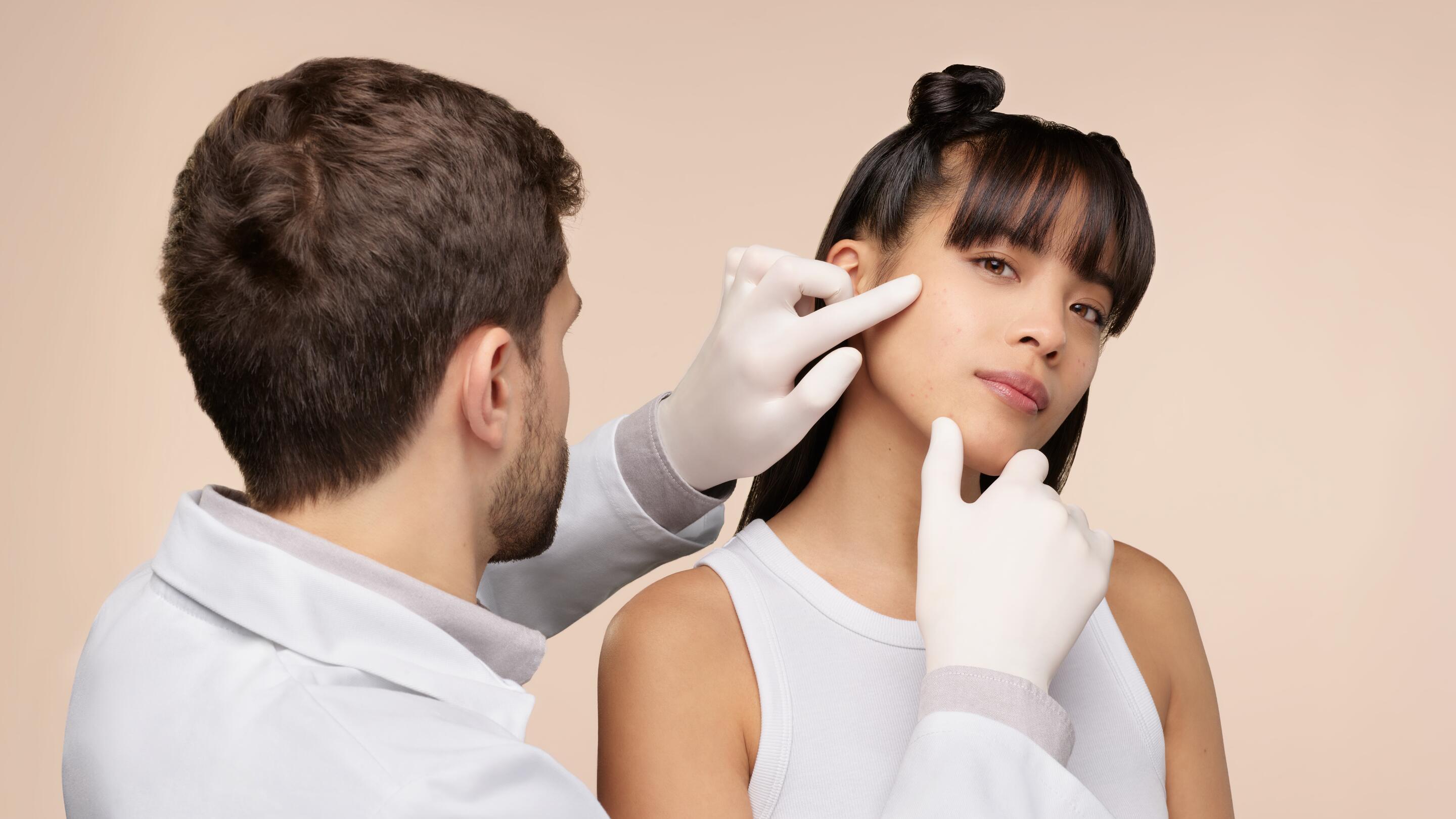 av_3282770399226_cleanance_comedomed_plus_dermatologist-auscultation_static_V1_16-9